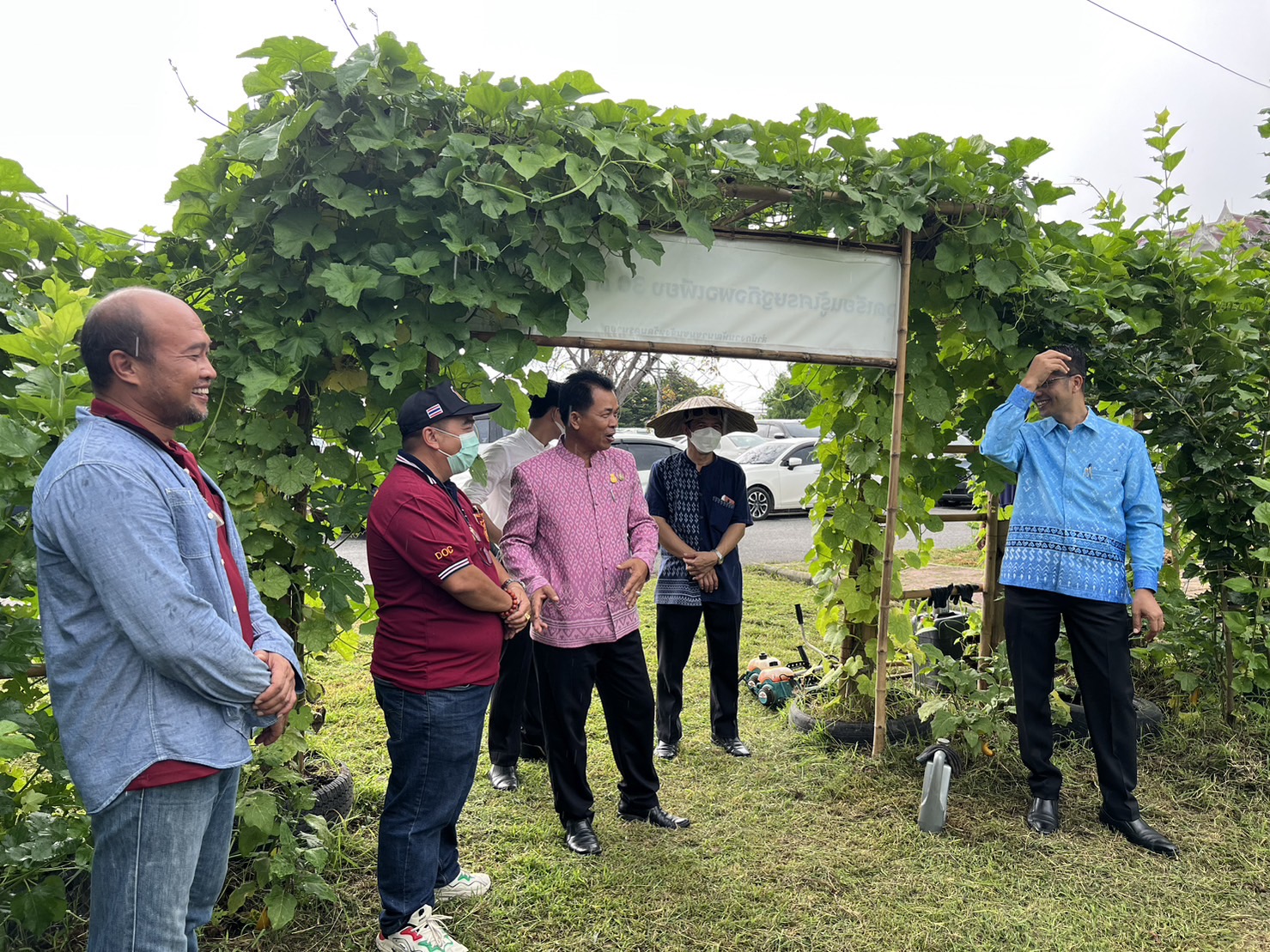 ???พช.นครนายก นักโทษขั้นเด็ดขาดร่วมปรับภูมิทัศน์บริเวณรอบสระน้ำ ประตูฝั่งขาออก ศาลากลางจังหวัดนครนายก