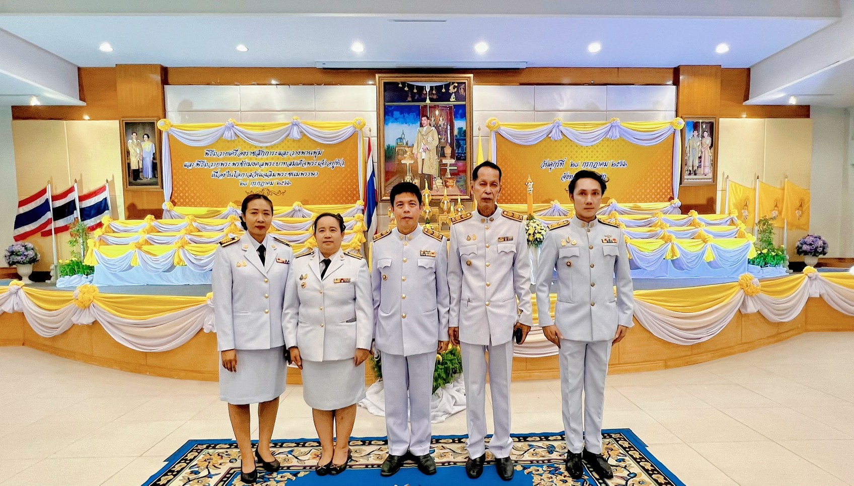 …พช.นครนายก ร่วมพิธีถวายเครื่องราชสักการะและวางพานพุ่มและพิธีจุดเทียนถวายพระพรชัยมงคล