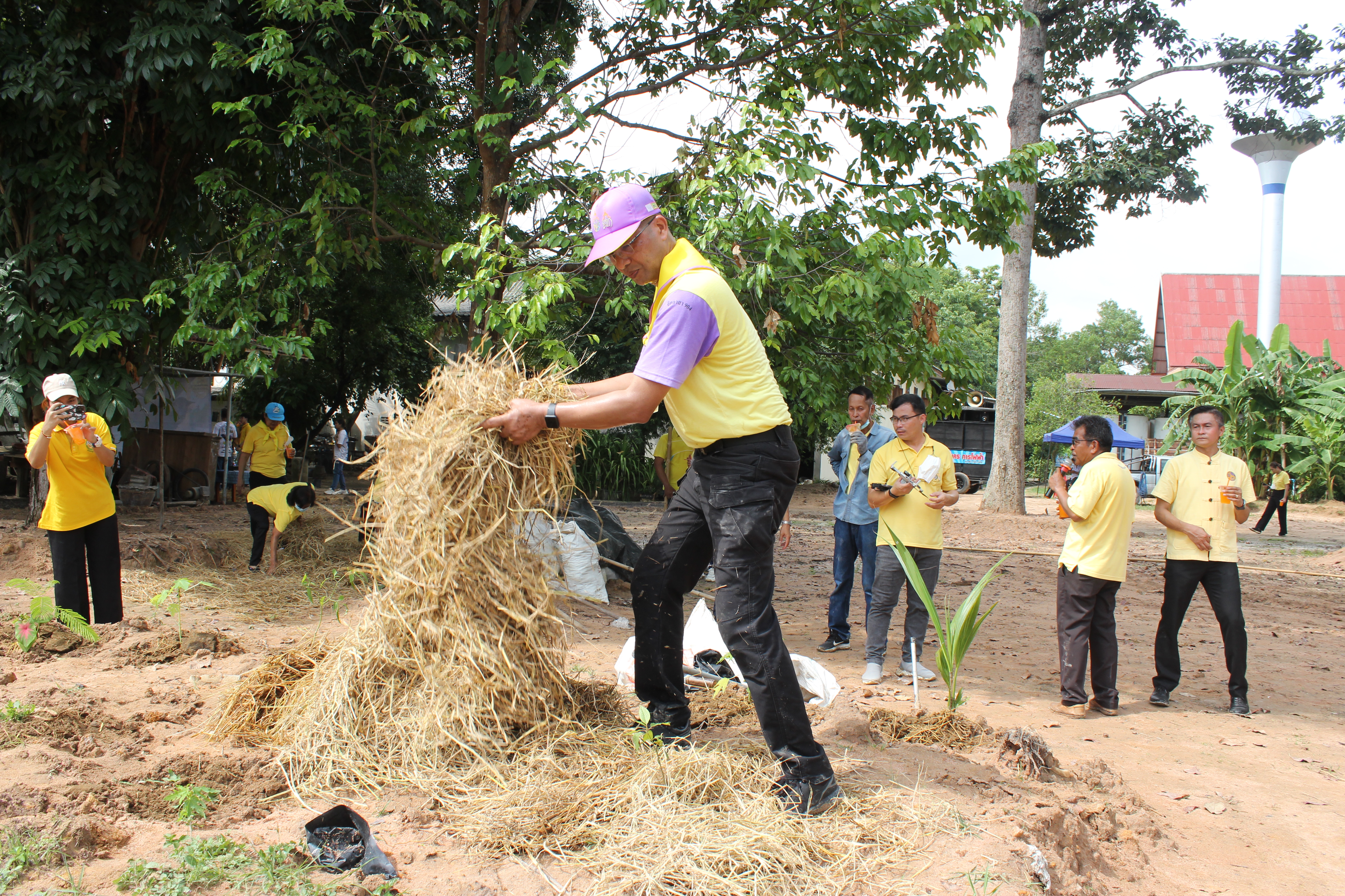 …พช.นครนายก : ร่วมกิจกรรมจิตอาสาพัฒนาชุมชน “เอามื้อสามัคคีทำความดีถวายในหลวง”