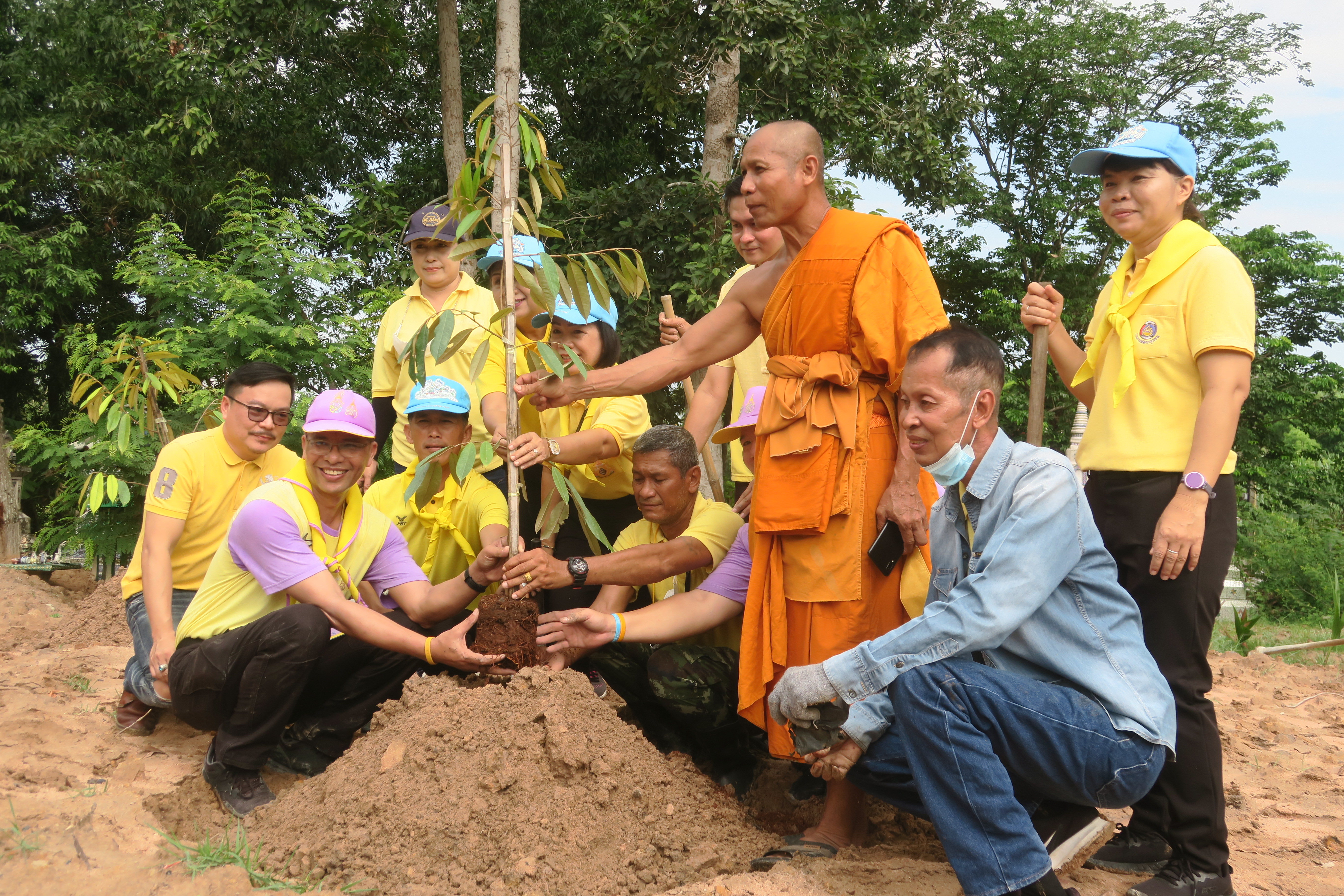 …พช.นครนายก : ร่วมกิจกรรมจิตอาสาพัฒนาชุมชน “เอามื้อสามัคคีทำความดีถวายในหลวง”