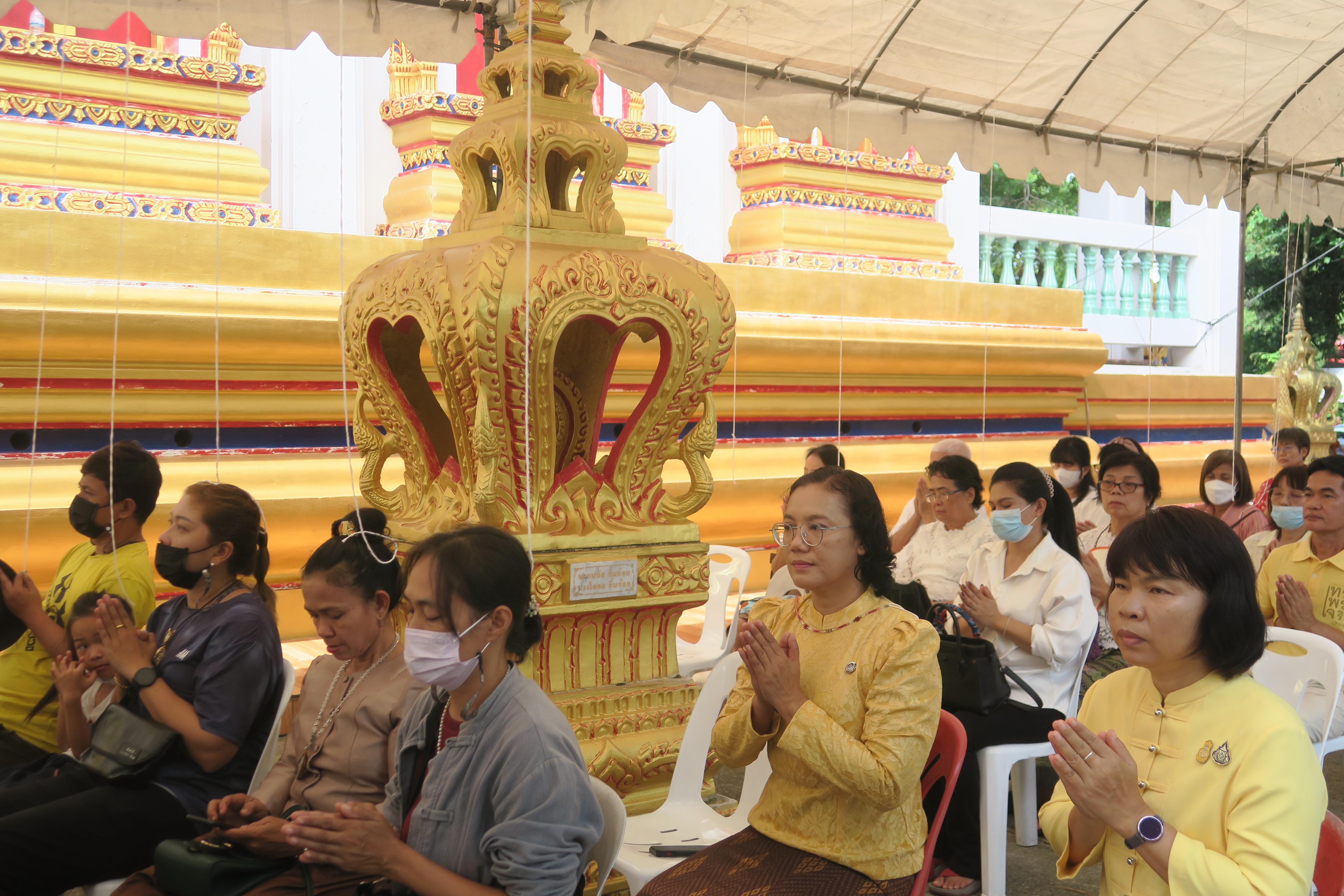 …พช.นครนายก ร่วมพิธีบรรพชาสามเณร เฉลิมพระเกียรติแด่พระบาทสมเด็จพระเจ้าอยู่หัว พิธียกฉัตร 5 ชั้น ขึ้นกางกั้นเหนือพระพุทธปฏิมาประธานประจำอุโบสถ ณ วัดดงละคร-วัดป่าเมืองลับแล จังหวัดนครนายก