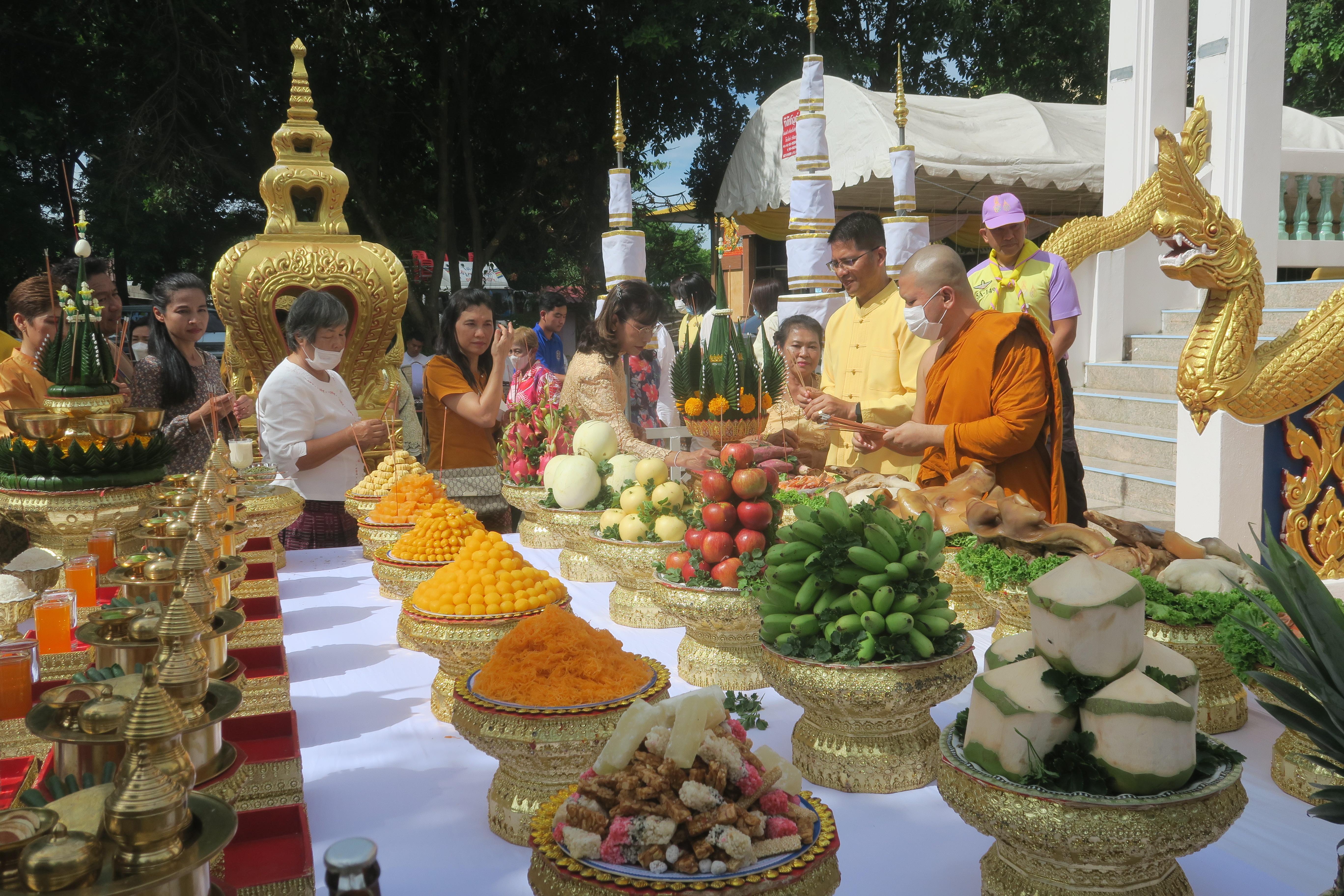 …พช.นครนายก ร่วมพิธีบรรพชาสามเณร เฉลิมพระเกียรติแด่พระบาทสมเด็จพระเจ้าอยู่หัว พิธียกฉัตร 5 ชั้น ขึ้นกางกั้นเหนือพระพุทธปฏิมาประธานประจำอุโบสถ ณ วัดดงละคร-วัดป่าเมืองลับแล จังหวัดนครนายก