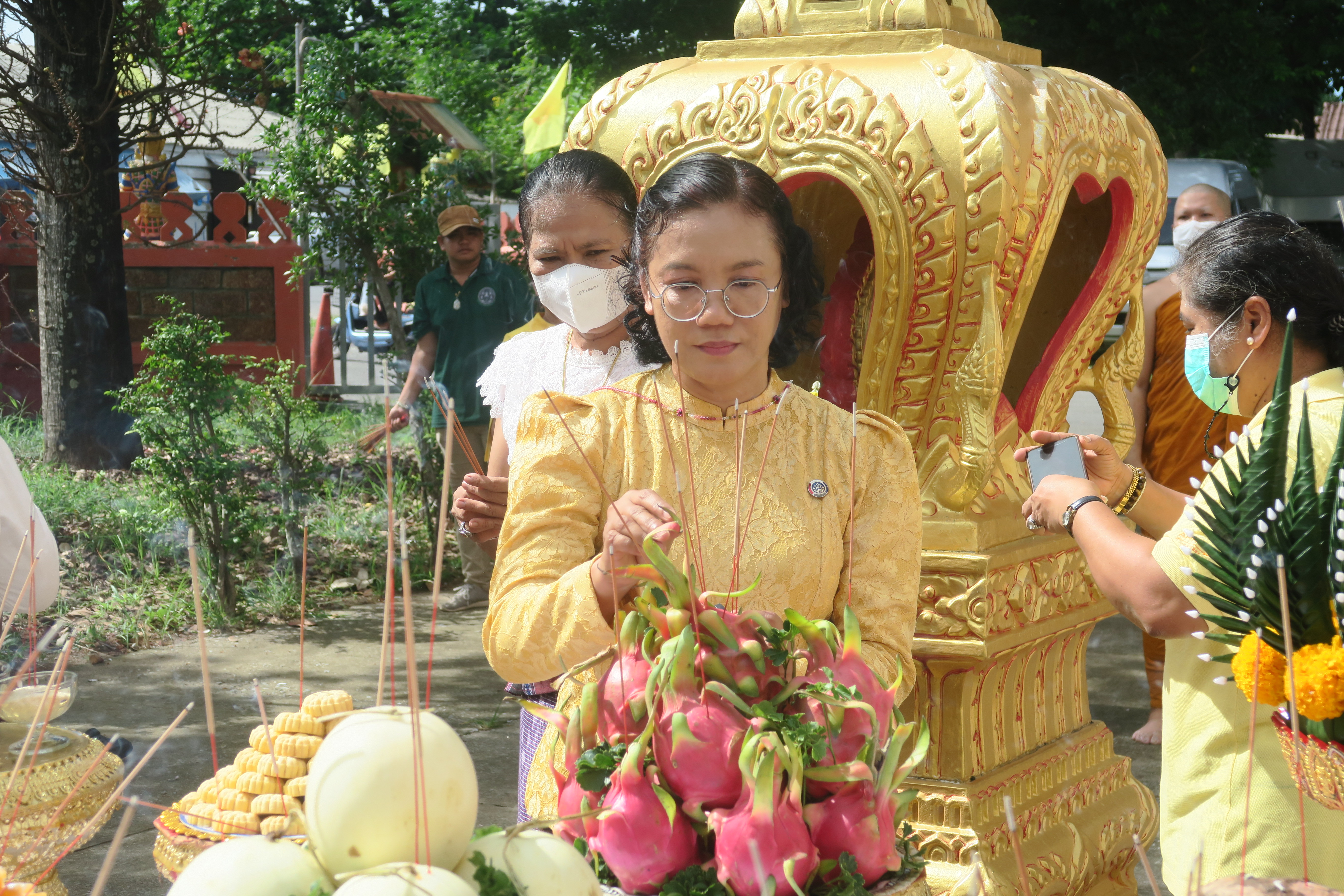 …พช.นครนายก ร่วมพิธีบรรพชาสามเณร เฉลิมพระเกียรติแด่พระบาทสมเด็จพระเจ้าอยู่หัว พิธียกฉัตร 5 ชั้น ขึ้นกางกั้นเหนือพระพุทธปฏิมาประธานประจำอุโบสถ ณ วัดดงละคร-วัดป่าเมืองลับแล จังหวัดนครนายก