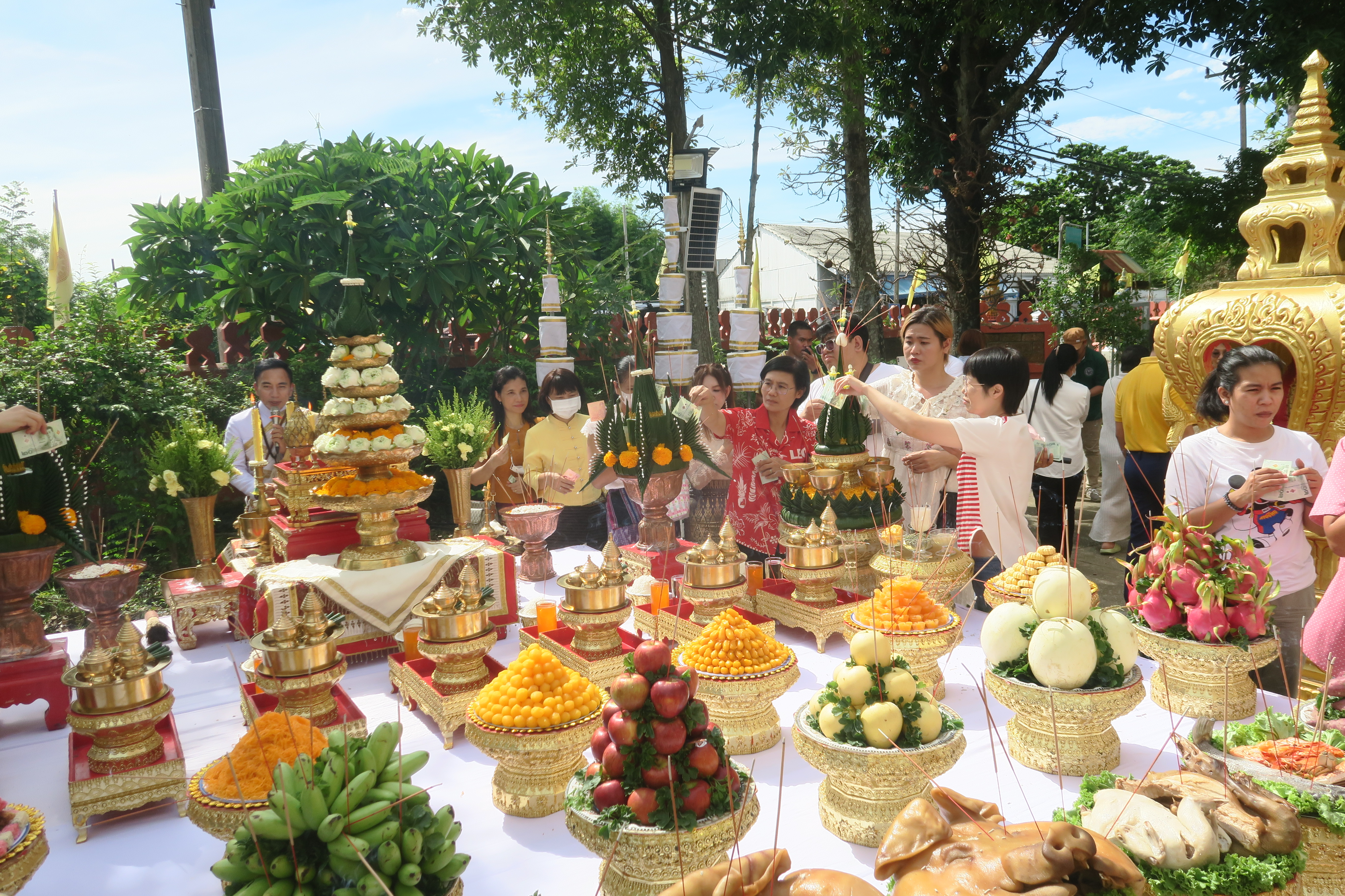 …พช.นครนายก ร่วมพิธีบรรพชาสามเณร เฉลิมพระเกียรติแด่พระบาทสมเด็จพระเจ้าอยู่หัว พิธียกฉัตร 5 ชั้น ขึ้นกางกั้นเหนือพระพุทธปฏิมาประธานประจำอุโบสถ ณ วัดดงละคร-วัดป่าเมืองลับแล จังหวัดนครนายก