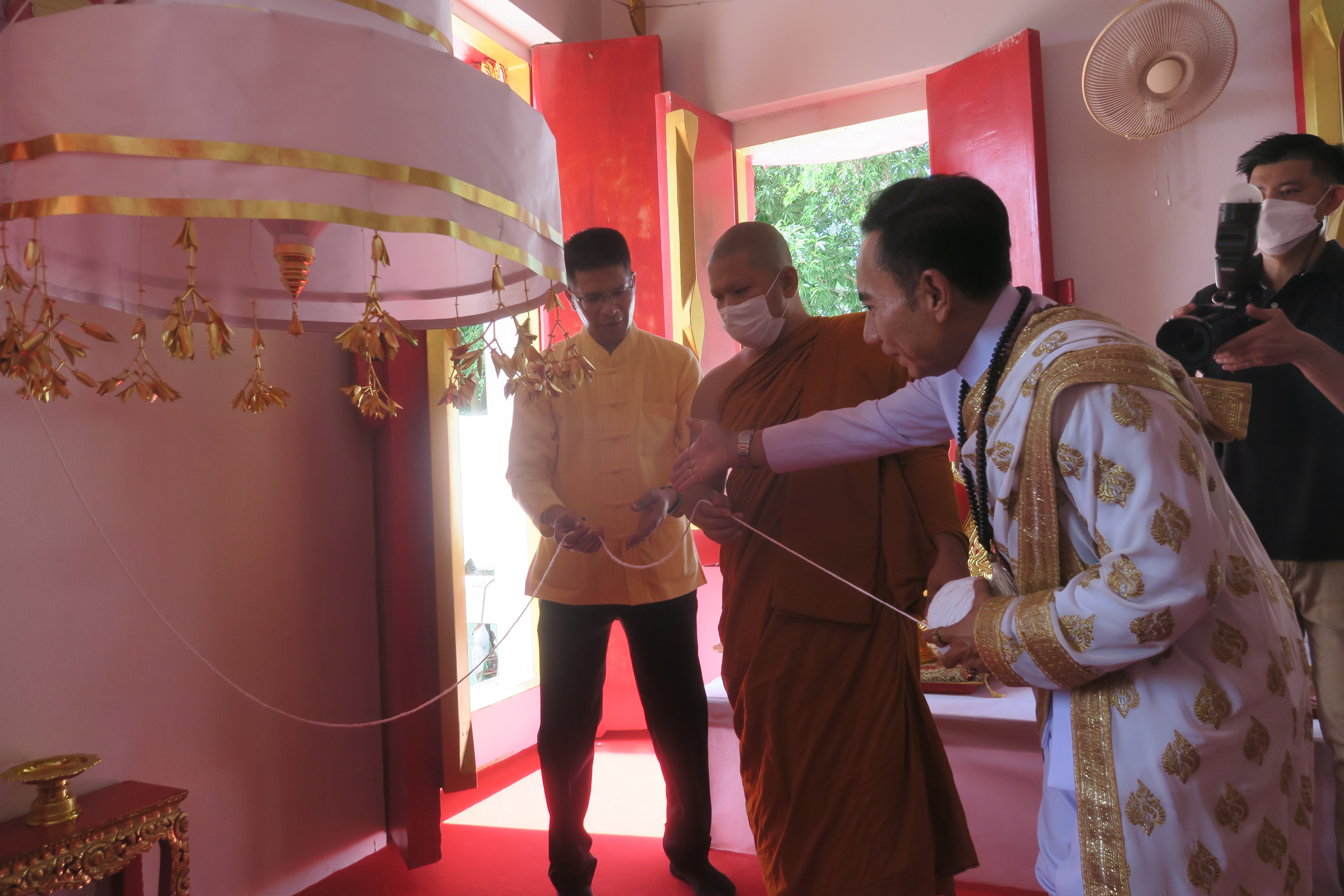 …พช.นครนายก ร่วมพิธีบรรพชาสามเณร เฉลิมพระเกียรติแด่พระบาทสมเด็จพระเจ้าอยู่หัว พิธียกฉัตร 5 ชั้น ขึ้นกางกั้นเหนือพระพุทธปฏิมาประธานประจำอุโบสถ ณ วัดดงละคร-วัดป่าเมืองลับแล จังหวัดนครนายก