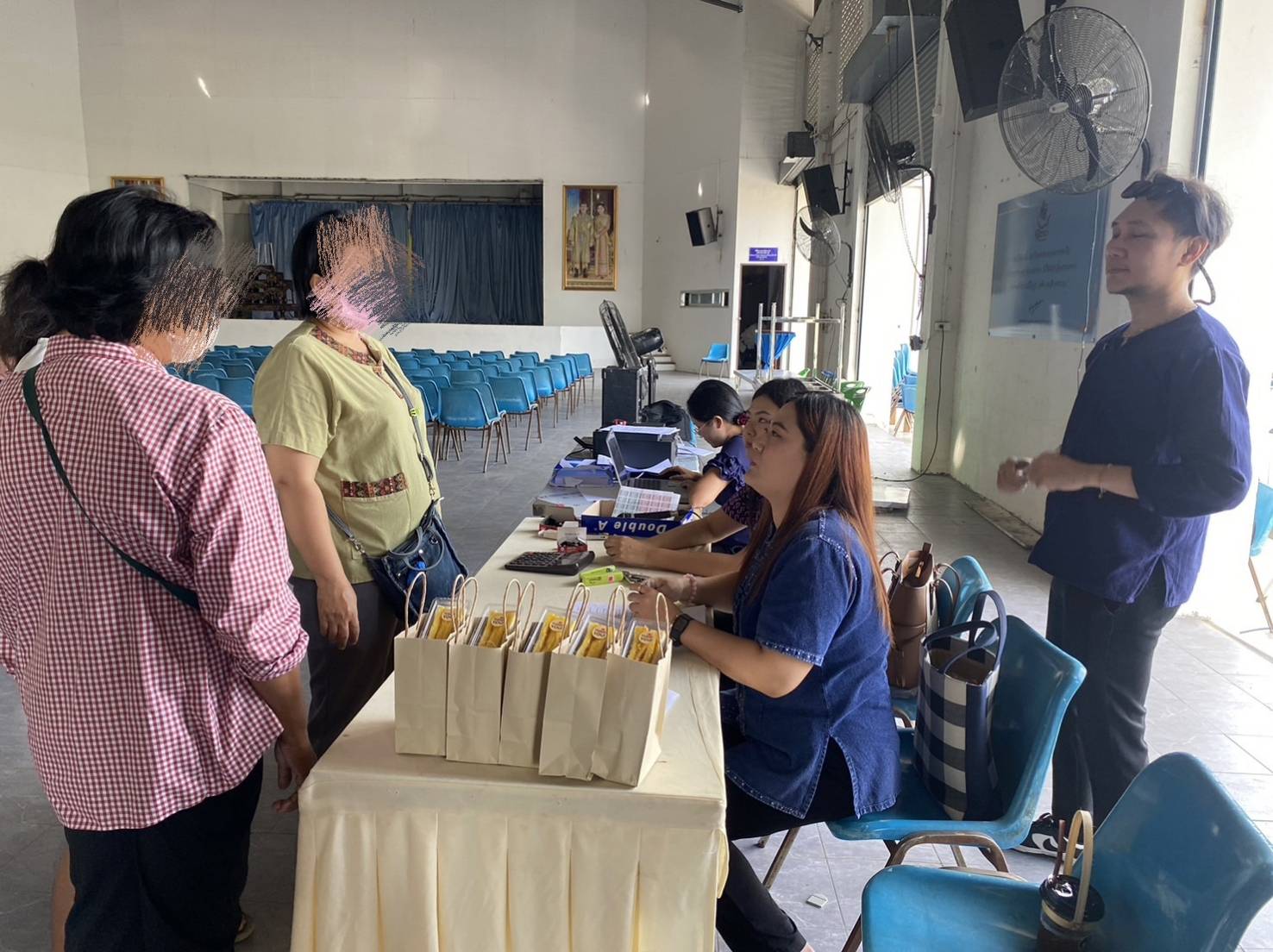 ลงพื้นที่ทำสัญญากู้เงินทุนหมุนเวียน ให้กับกลุ่มอาชีพกองทุนพัฒนาบทบาทสตรี อำเภอบ้านนา