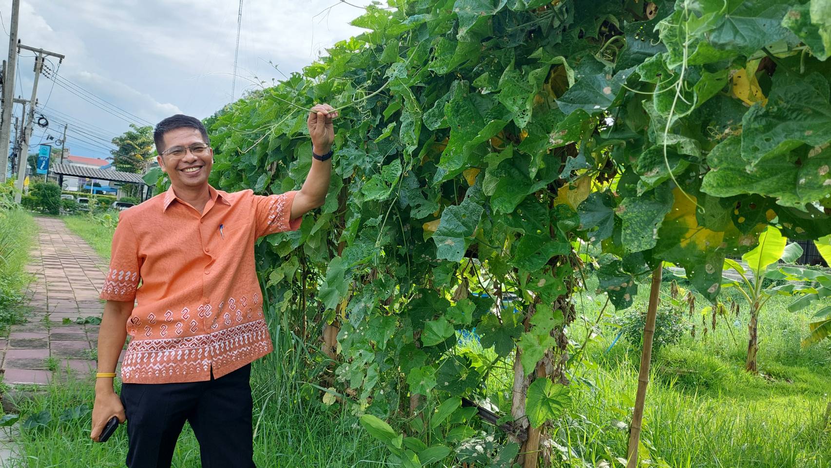 …พช.นครนายก เยี่ยม “จุดเรียนรู้เศรษฐกิจพอเพียง 30 ตารางวา โมเดล”