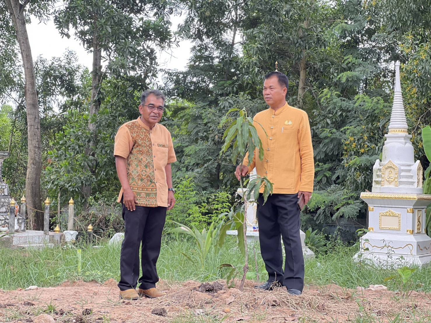 …พช.นครนายก : ติดตามผลการร่วมกิจกรรม “เอามื้อสามัคคีทำความดีเพื่อในหลวง” แปลงศูนย์เรียนรู้เศรษฐกิจพอเพียงวัดหนองแฟบ