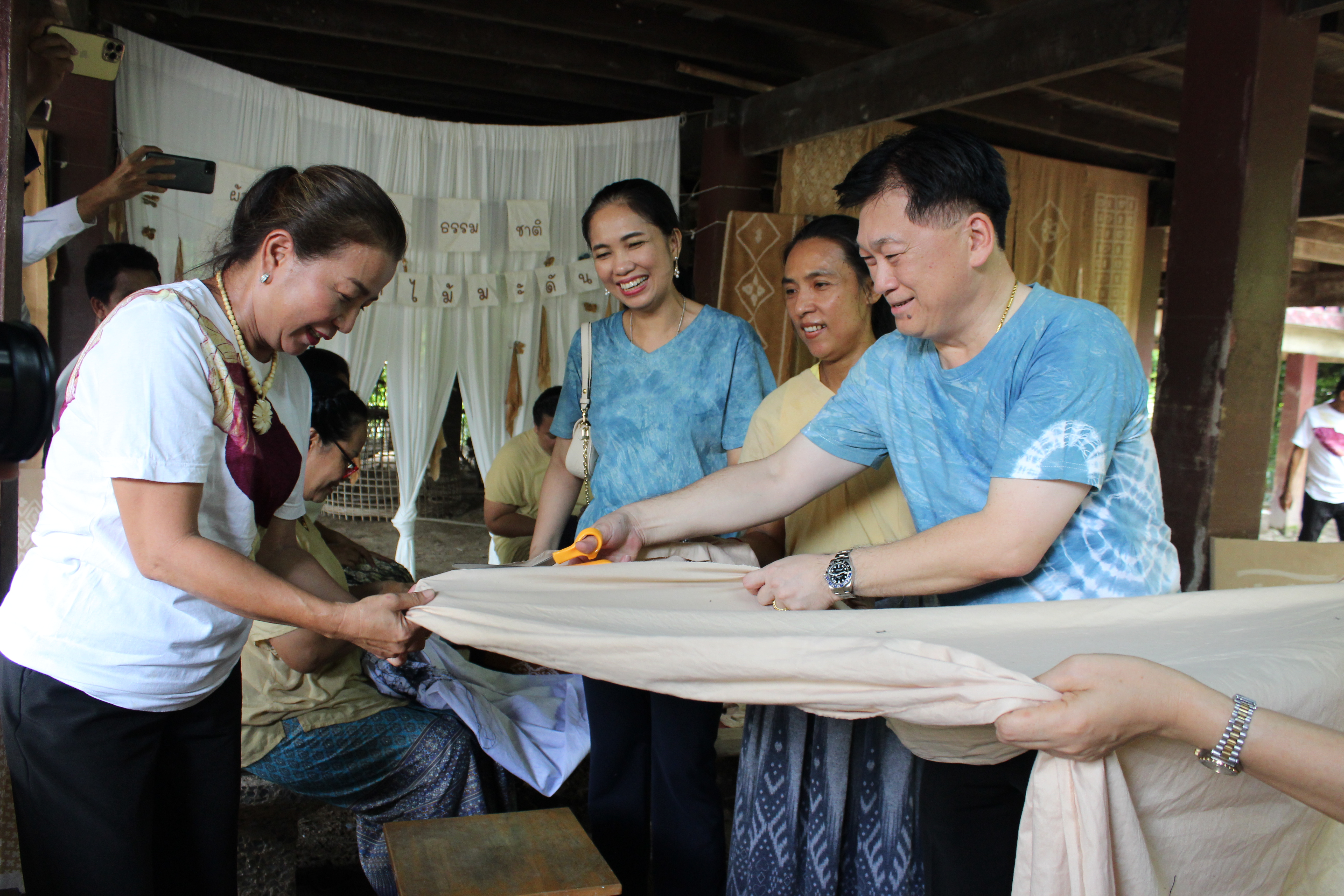 …พ่อเมืองนครนายกนำทีมลงพื้นที่เพื่อขับเคลื่อนกิจกรรม “ผ้าไทยใส่ให้สนุก”