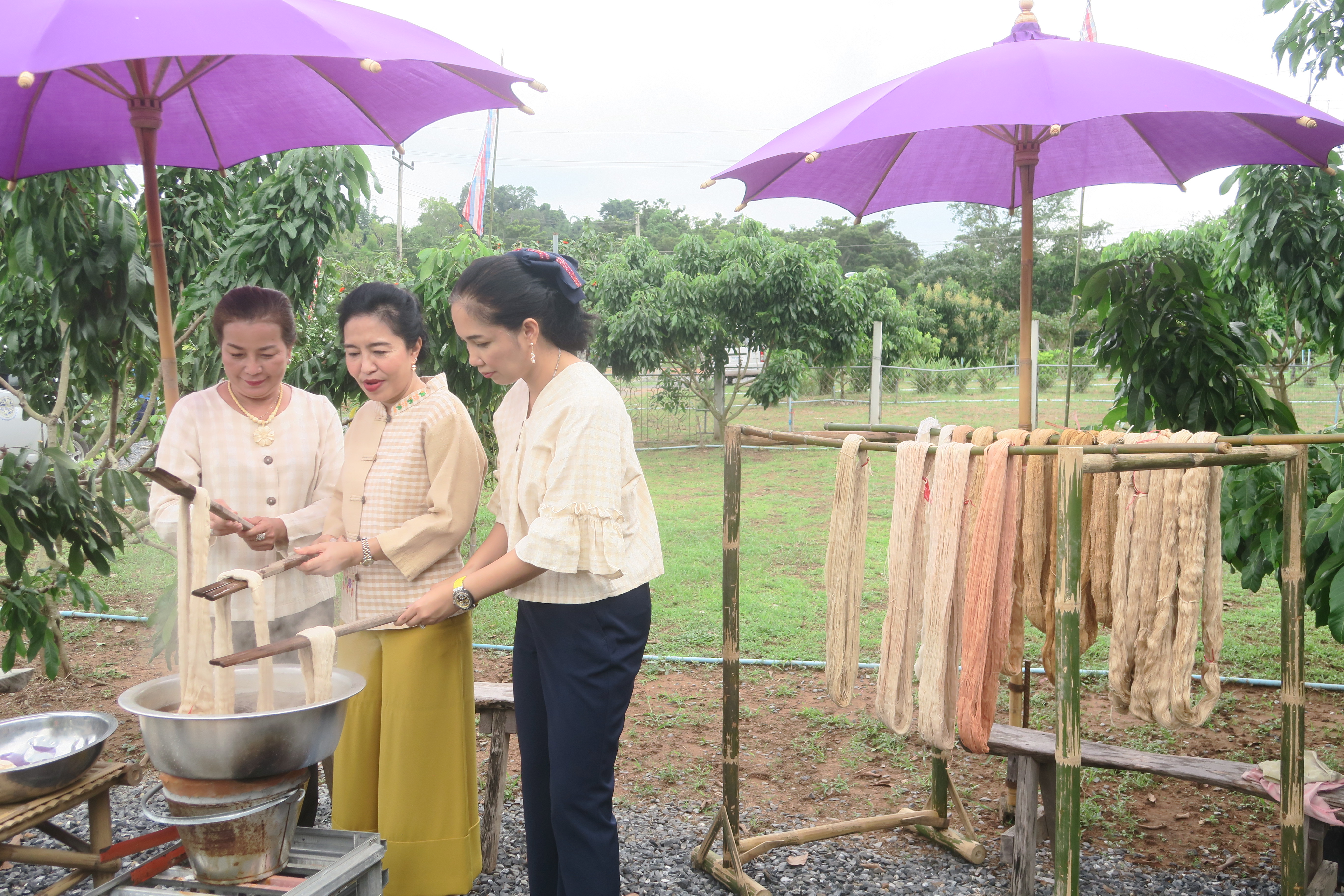 …พ่อเมืองนครนายกนำทีมลงพื้นที่เพื่อขับเคลื่อนกิจกรรม “ผ้าไทยใส่ให้สนุก”