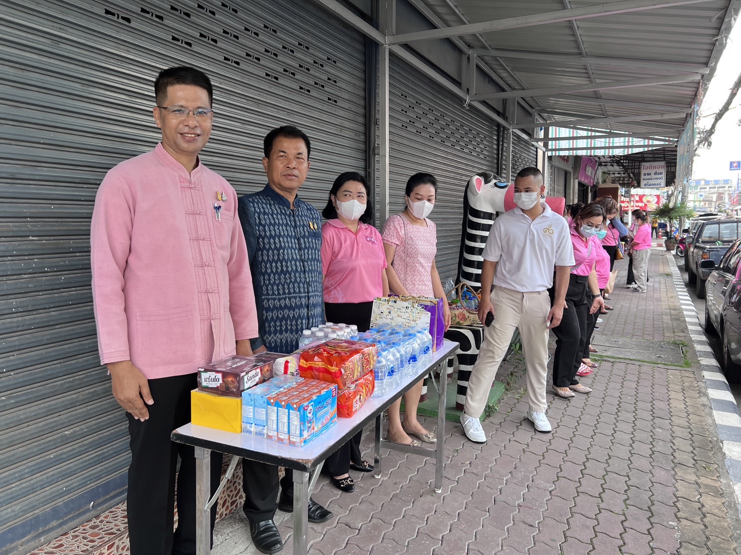 …พช.นครนายก ร่วมตักบาตรข้าวสารอาหารแห้ง และเครื่องอุปโภคบริโภค