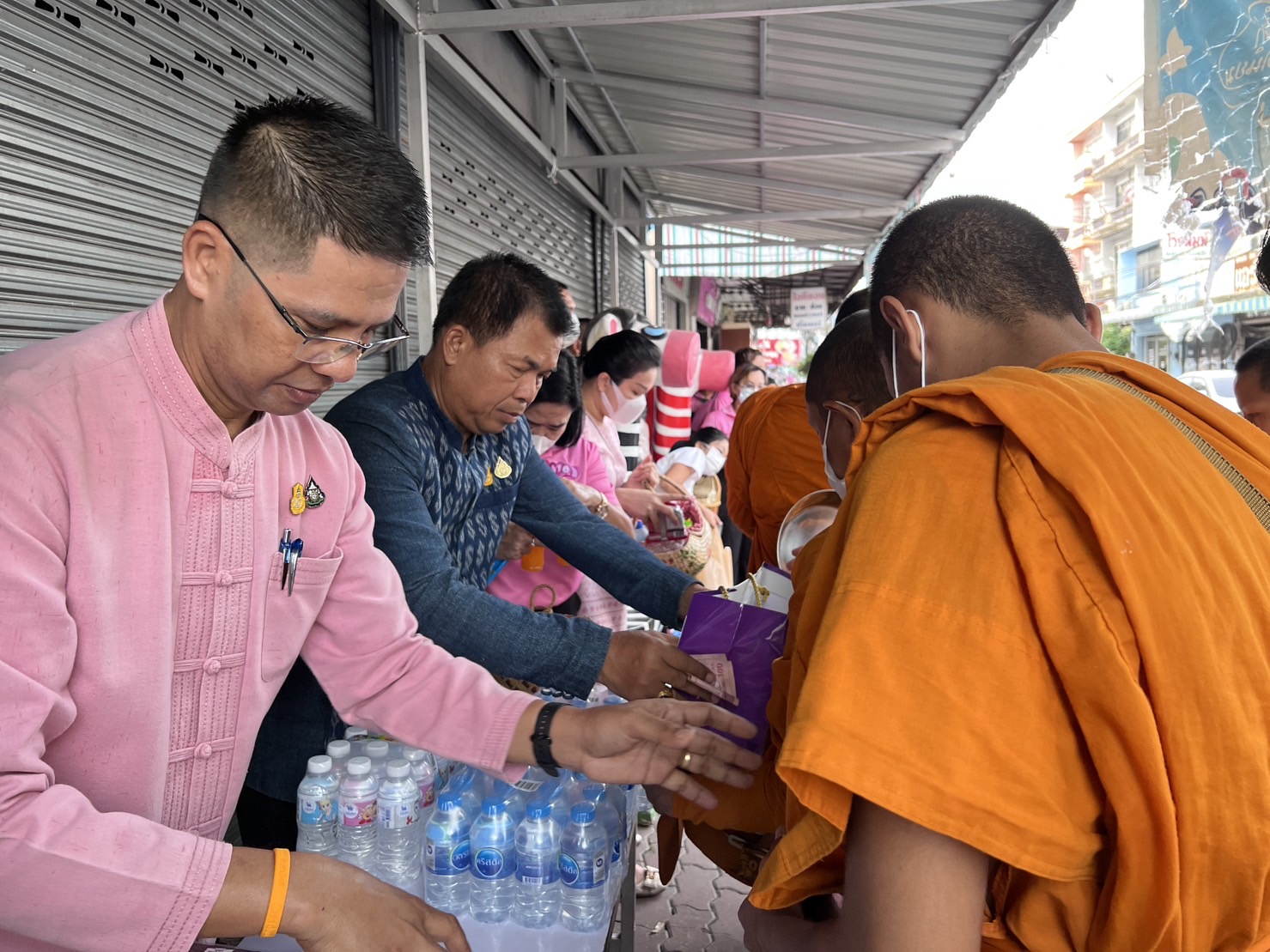 …พช.นครนายก ร่วมตักบาตรข้าวสารอาหารแห้ง และเครื่องอุปโภคบริโภค