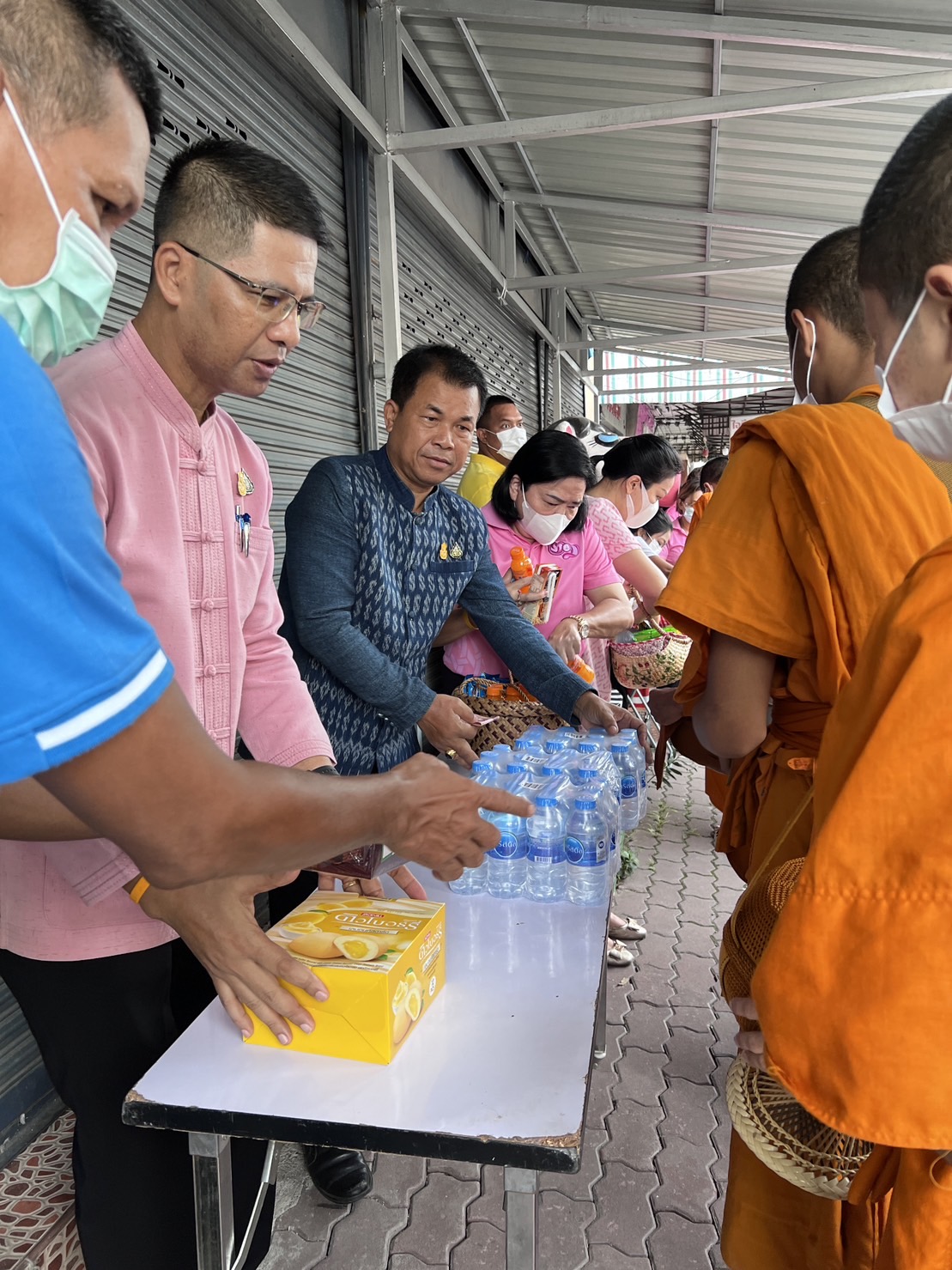 …พช.นครนายก ร่วมตักบาตรข้าวสารอาหารแห้ง และเครื่องอุปโภคบริโภค