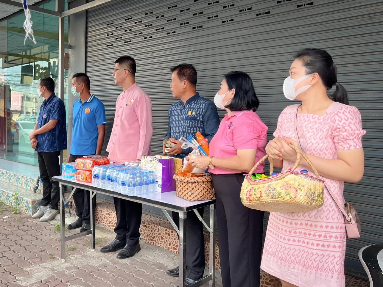…พช.นครนายก ร่วมตักบาตรข้าวสารอาหารแห้ง และเครื่องอุปโภคบริโภค