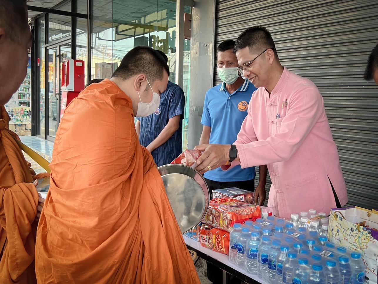 …พช.นครนายก ร่วมตักบาตรข้าวสารอาหารแห้ง และเครื่องอุปโภคบริโภค