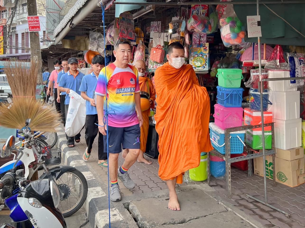 …พช.นครนายก ร่วมตักบาตรข้าวสารอาหารแห้ง และเครื่องอุปโภคบริโภค