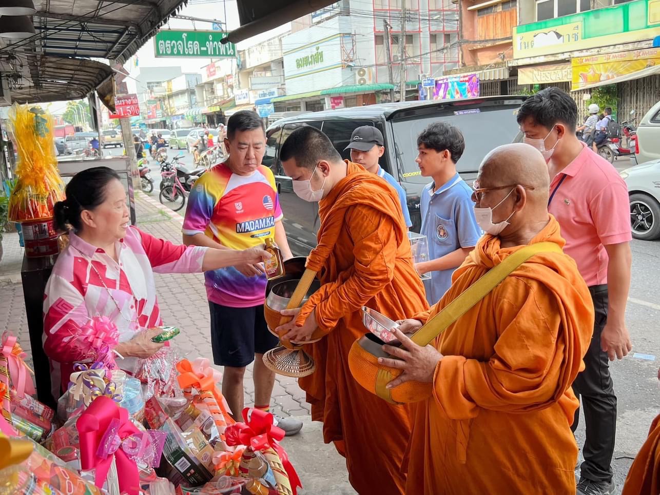 …พช.นครนายก ร่วมตักบาตรข้าวสารอาหารแห้ง และเครื่องอุปโภคบริโภค