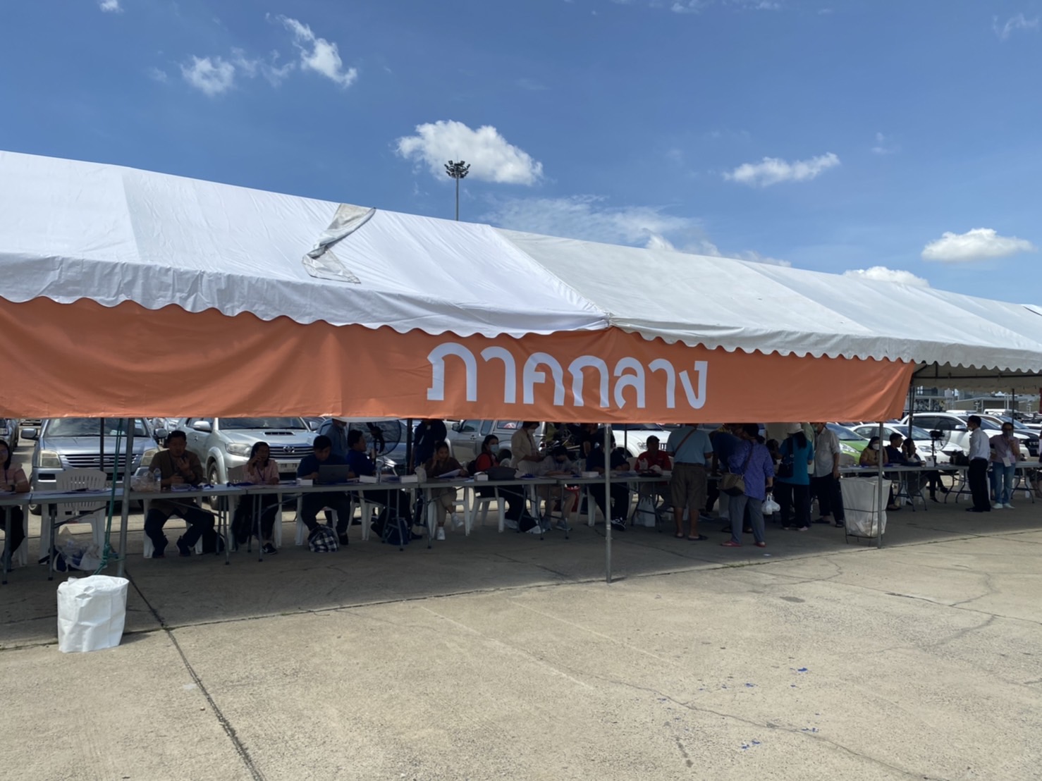 …พช.นครนายก ยกทัพผู้ประกอบการ OTOP ร่วมจำหน่ายสินค้างานศิลปาชีพ ประทีปไทย OTOP ก้าวไกลด้วยพระบารมี ปี 2566