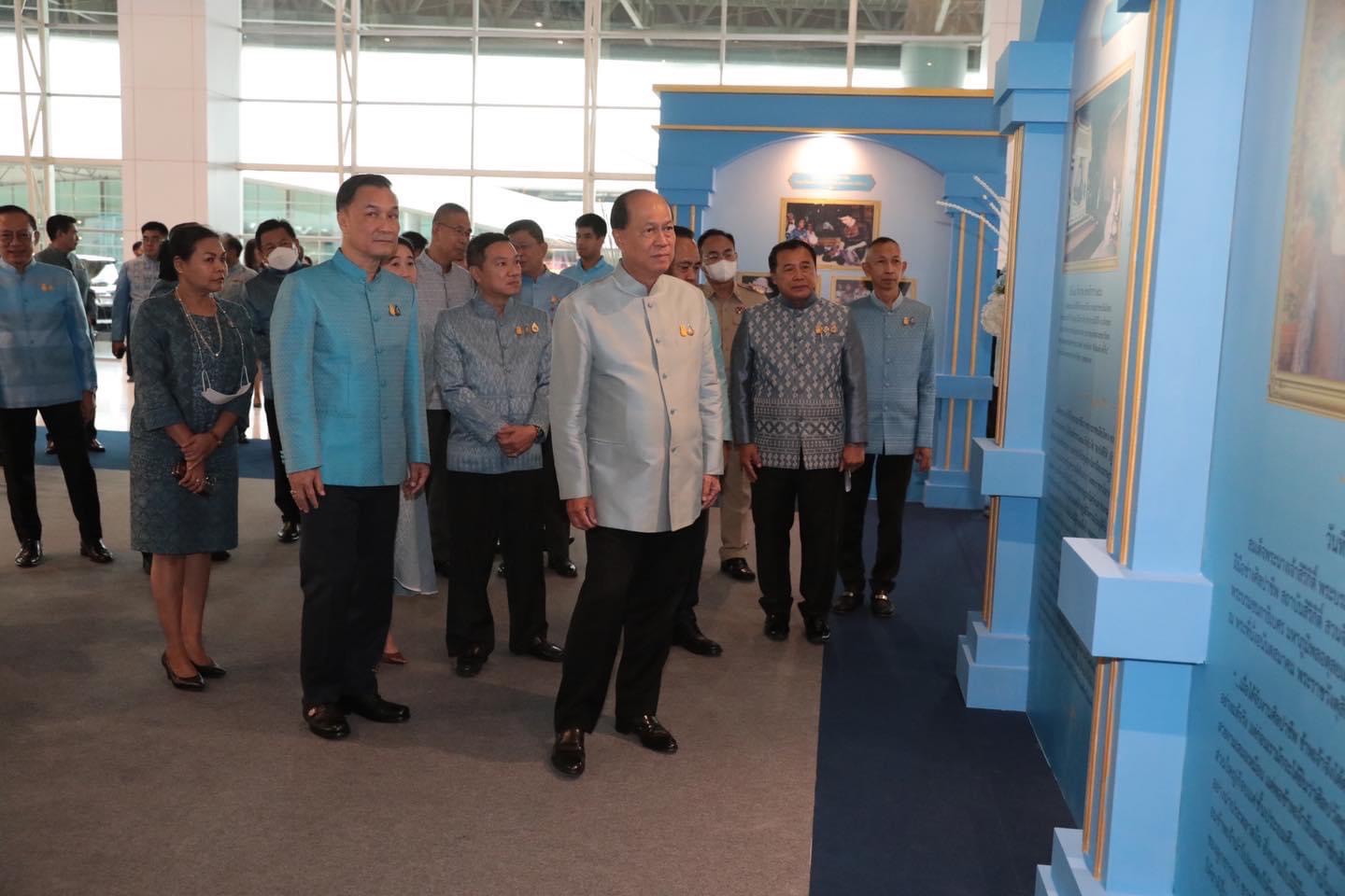 …ยิ่งใหญ่ อลังการ พิธีเปิดงาน ศิลปาชีพ ประทีปไทย OTOP หลอมดวงใจ ด้วยพระบารมี “ผ้าทอไทย สายใยแห่งพระเมตตา สร้างอาชีพปวงประชา อย่างยั่งยืน”