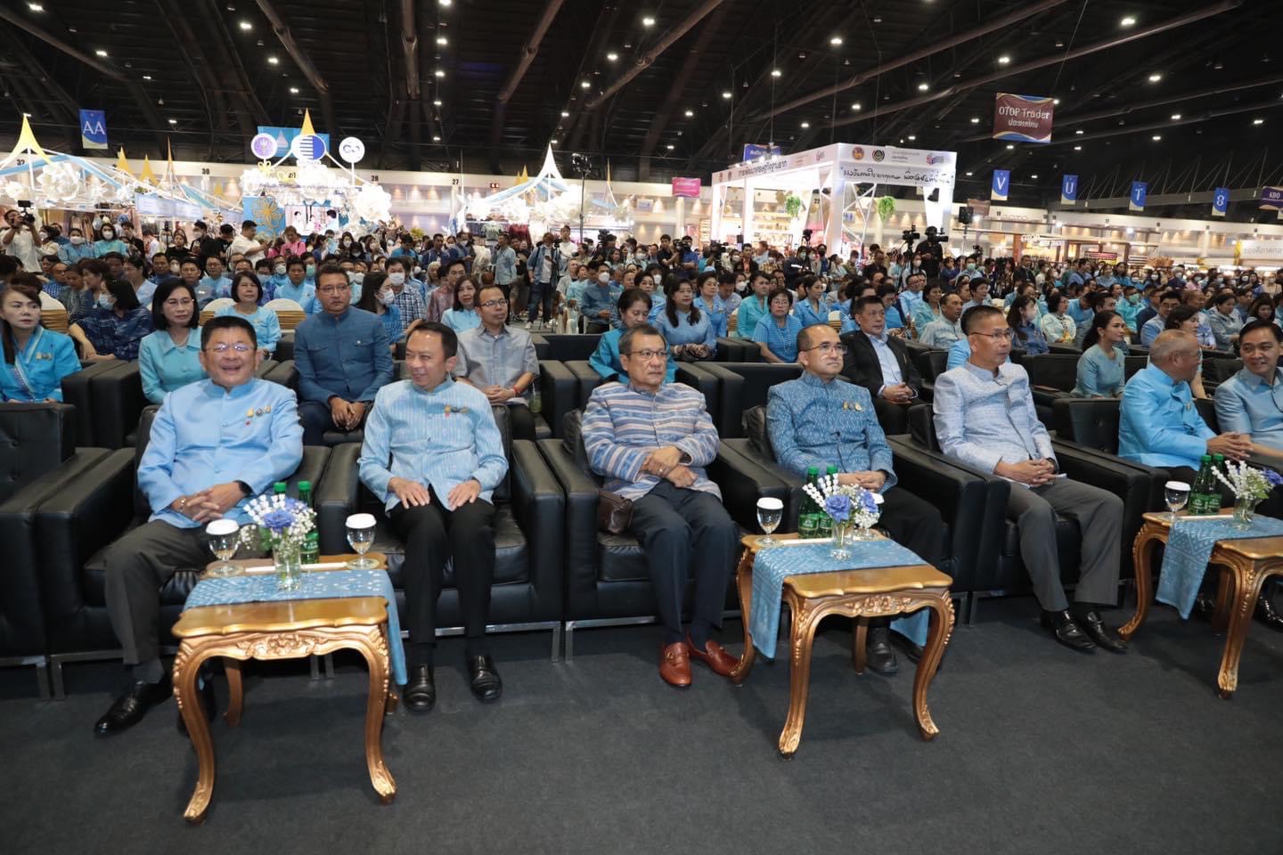 …ยิ่งใหญ่ อลังการ พิธีเปิดงาน ศิลปาชีพ ประทีปไทย OTOP หลอมดวงใจ ด้วยพระบารมี “ผ้าทอไทย สายใยแห่งพระเมตตา สร้างอาชีพปวงประชา อย่างยั่งยืน”