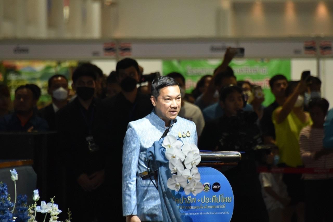 …ยิ่งใหญ่ อลังการ พิธีเปิดงาน ศิลปาชีพ ประทีปไทย OTOP หลอมดวงใจ ด้วยพระบารมี “ผ้าทอไทย สายใยแห่งพระเมตตา สร้างอาชีพปวงประชา อย่างยั่งยืน”