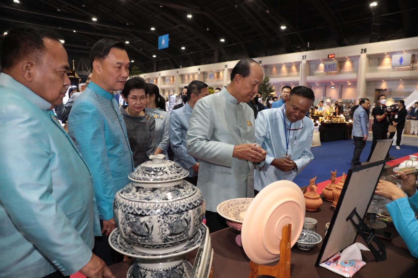…ยิ่งใหญ่ อลังการ พิธีเปิดงาน ศิลปาชีพ ประทีปไทย OTOP หลอมดวงใจ ด้วยพระบารมี “ผ้าทอไทย สายใยแห่งพระเมตตา สร้างอาชีพปวงประชา อย่างยั่งยืน”