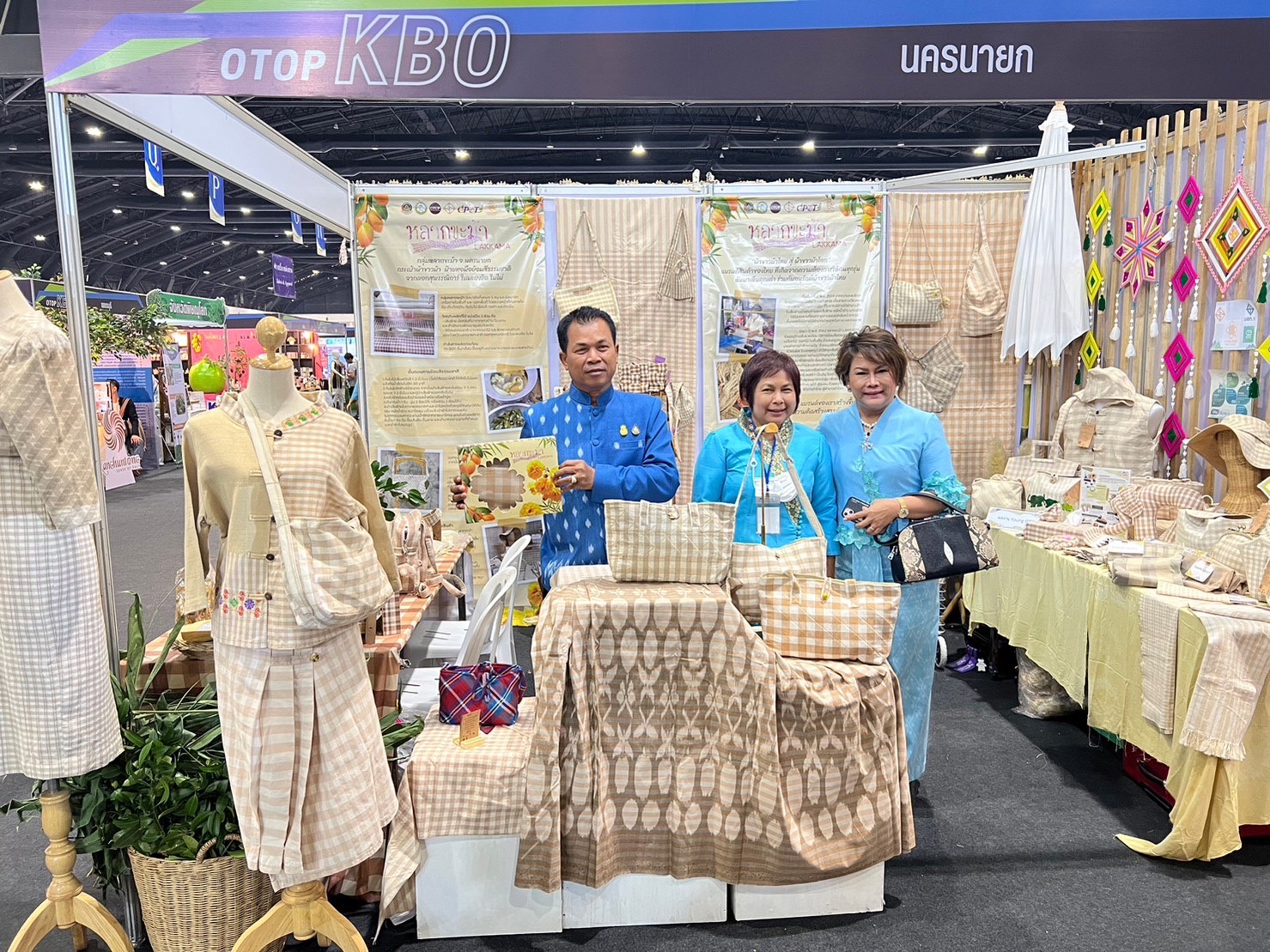 …ยิ่งใหญ่ อลังการ พิธีเปิดงาน ศิลปาชีพ ประทีปไทย OTOP หลอมดวงใจ ด้วยพระบารมี “ผ้าทอไทย สายใยแห่งพระเมตตา สร้างอาชีพปวงประชา อย่างยั่งยืน”