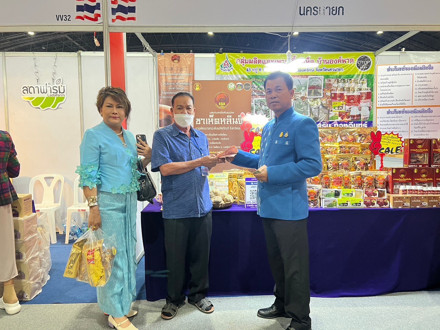 …ยิ่งใหญ่ อลังการ พิธีเปิดงาน ศิลปาชีพ ประทีปไทย OTOP หลอมดวงใจ ด้วยพระบารมี “ผ้าทอไทย สายใยแห่งพระเมตตา สร้างอาชีพปวงประชา อย่างยั่งยืน”