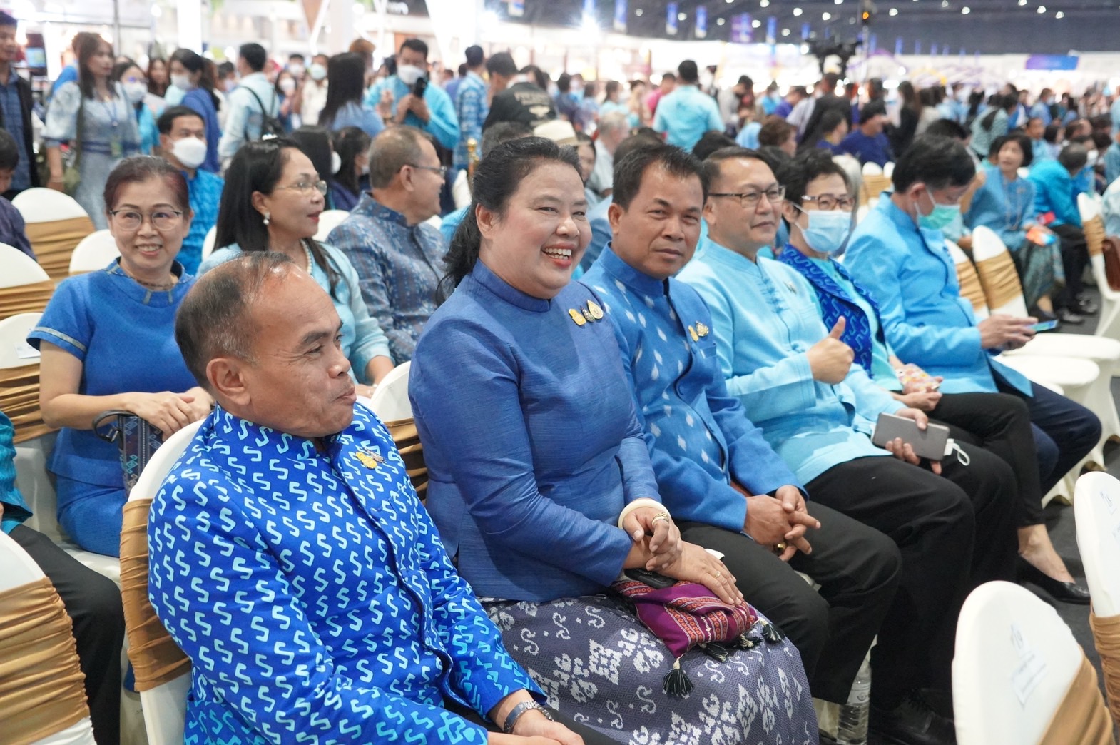 …ยิ่งใหญ่ อลังการ พิธีเปิดงาน ศิลปาชีพ ประทีปไทย OTOP หลอมดวงใจ ด้วยพระบารมี “ผ้าทอไทย สายใยแห่งพระเมตตา สร้างอาชีพปวงประชา อย่างยั่งยืน”