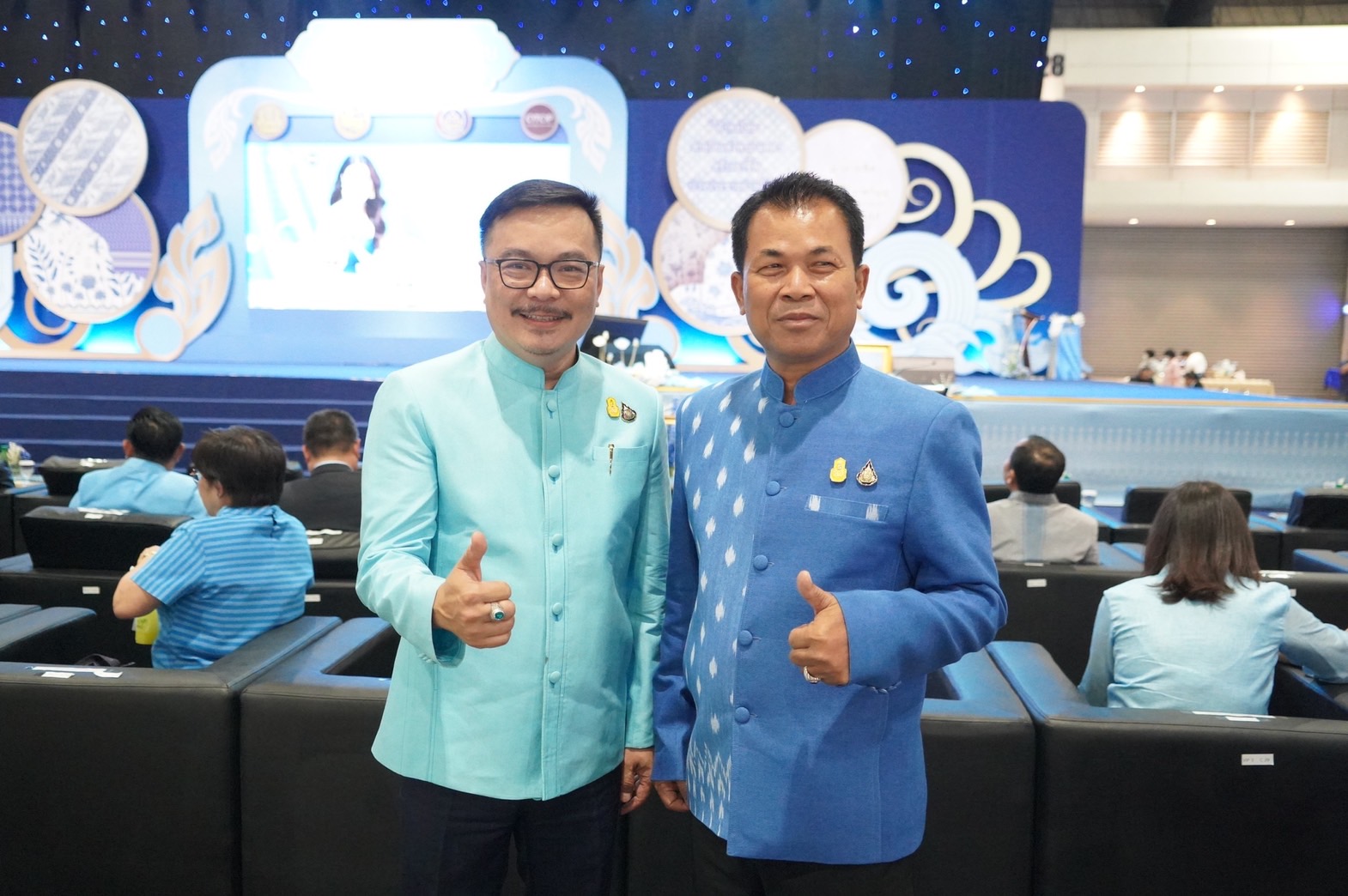 …ยิ่งใหญ่ อลังการ พิธีเปิดงาน ศิลปาชีพ ประทีปไทย OTOP หลอมดวงใจ ด้วยพระบารมี “ผ้าทอไทย สายใยแห่งพระเมตตา สร้างอาชีพปวงประชา อย่างยั่งยืน”