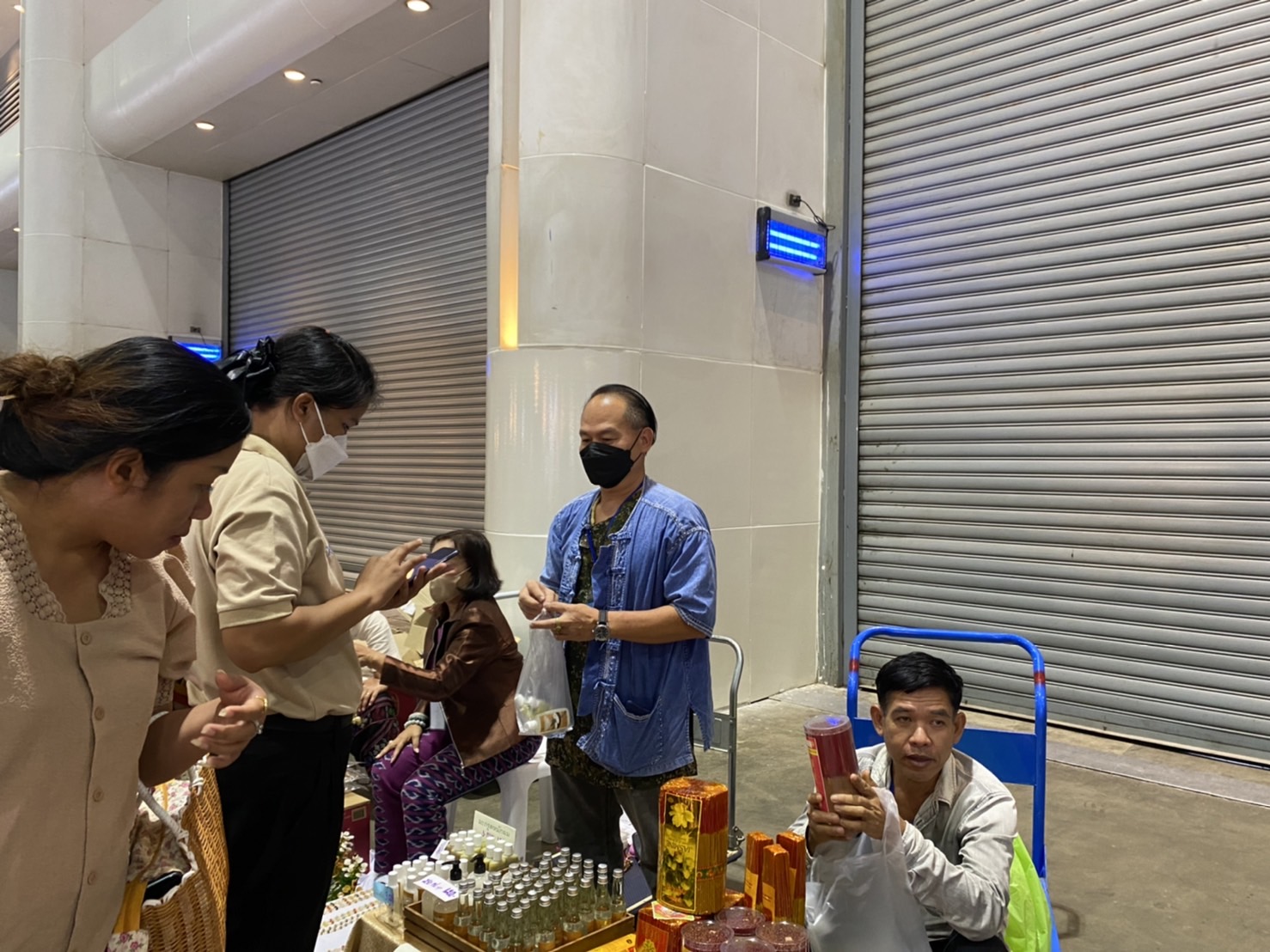 …พช.นครนายก ยกทัพผู้ประกอบการ OTOP ร่วมจำหน่ายสินค้างานศิลปาชีพ ประทีปไทย OTOP หลอมดวงใจด้วยพระบารมี ปี 2566