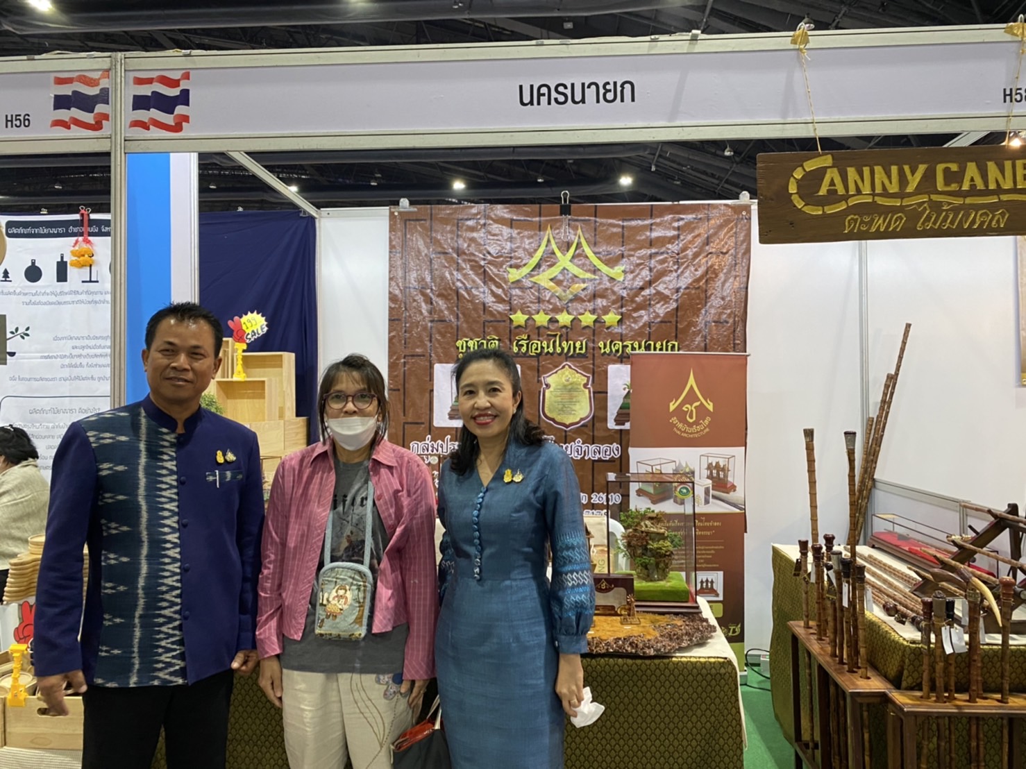 …ประธานแม่บ้านมหาดไทยจังหวัดนครนายก ร่วมให้กำลังผู้ผลิต ผู้ประกอบการ OTOP จังหวัดนครนายก