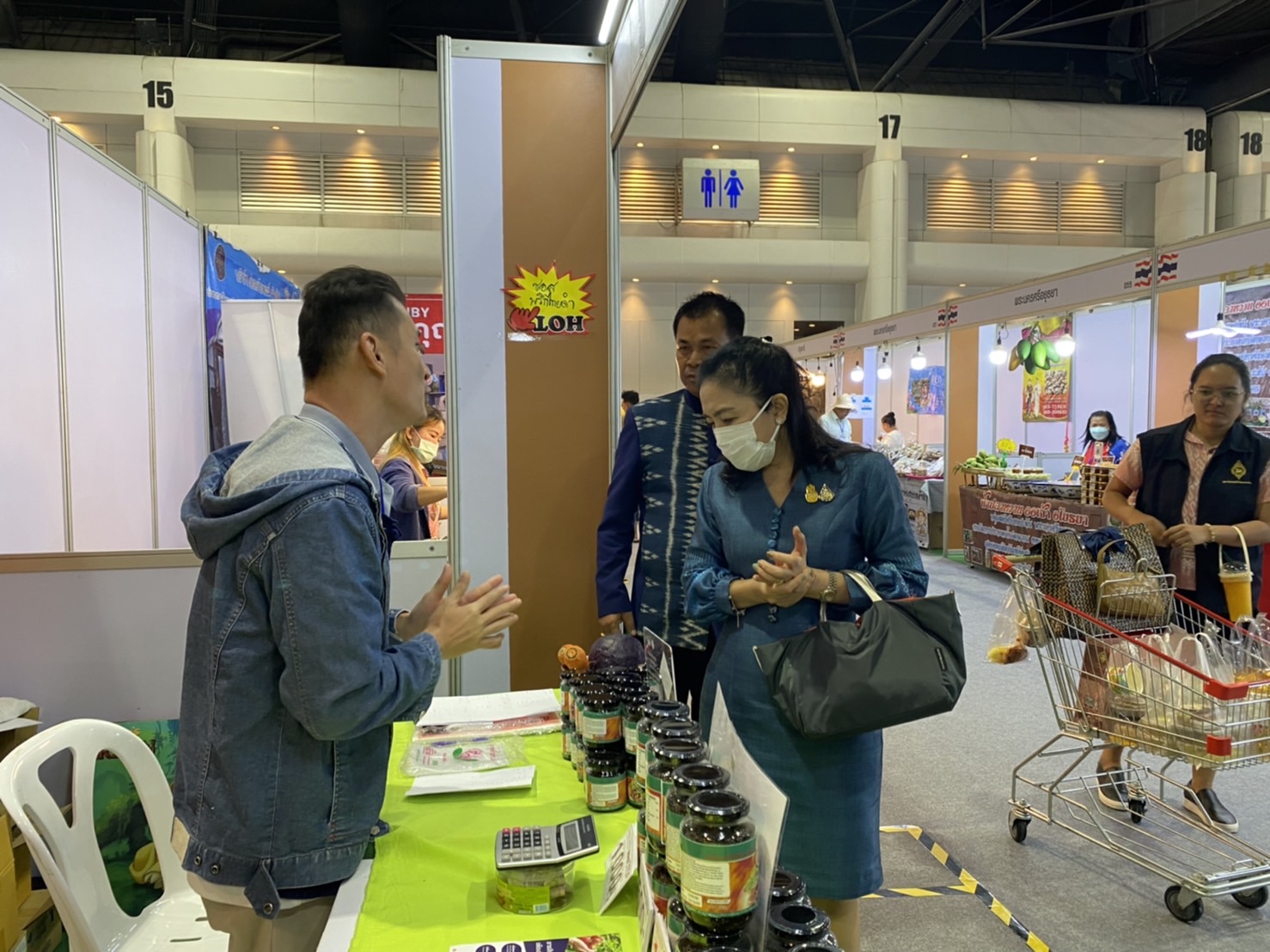 …ประธานแม่บ้านมหาดไทยจังหวัดนครนายก ร่วมให้กำลังผู้ผลิต ผู้ประกอบการ OTOP จังหวัดนครนายก