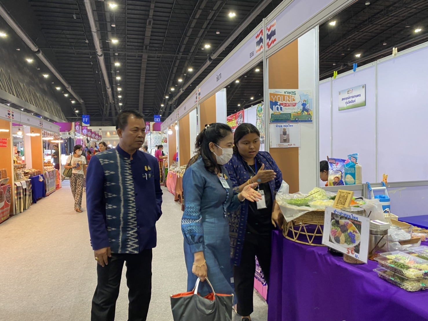 …ประธานแม่บ้านมหาดไทยจังหวัดนครนายก ร่วมให้กำลังผู้ผลิต ผู้ประกอบการ OTOP จังหวัดนครนายก