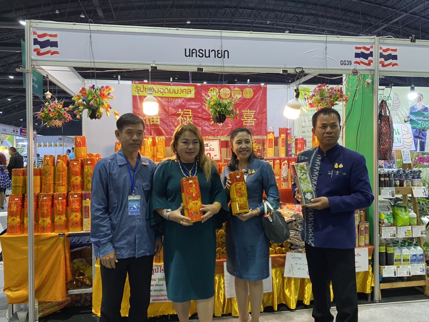 …ประธานแม่บ้านมหาดไทยจังหวัดนครนายก ร่วมให้กำลังผู้ผลิต ผู้ประกอบการ OTOP จังหวัดนครนายก