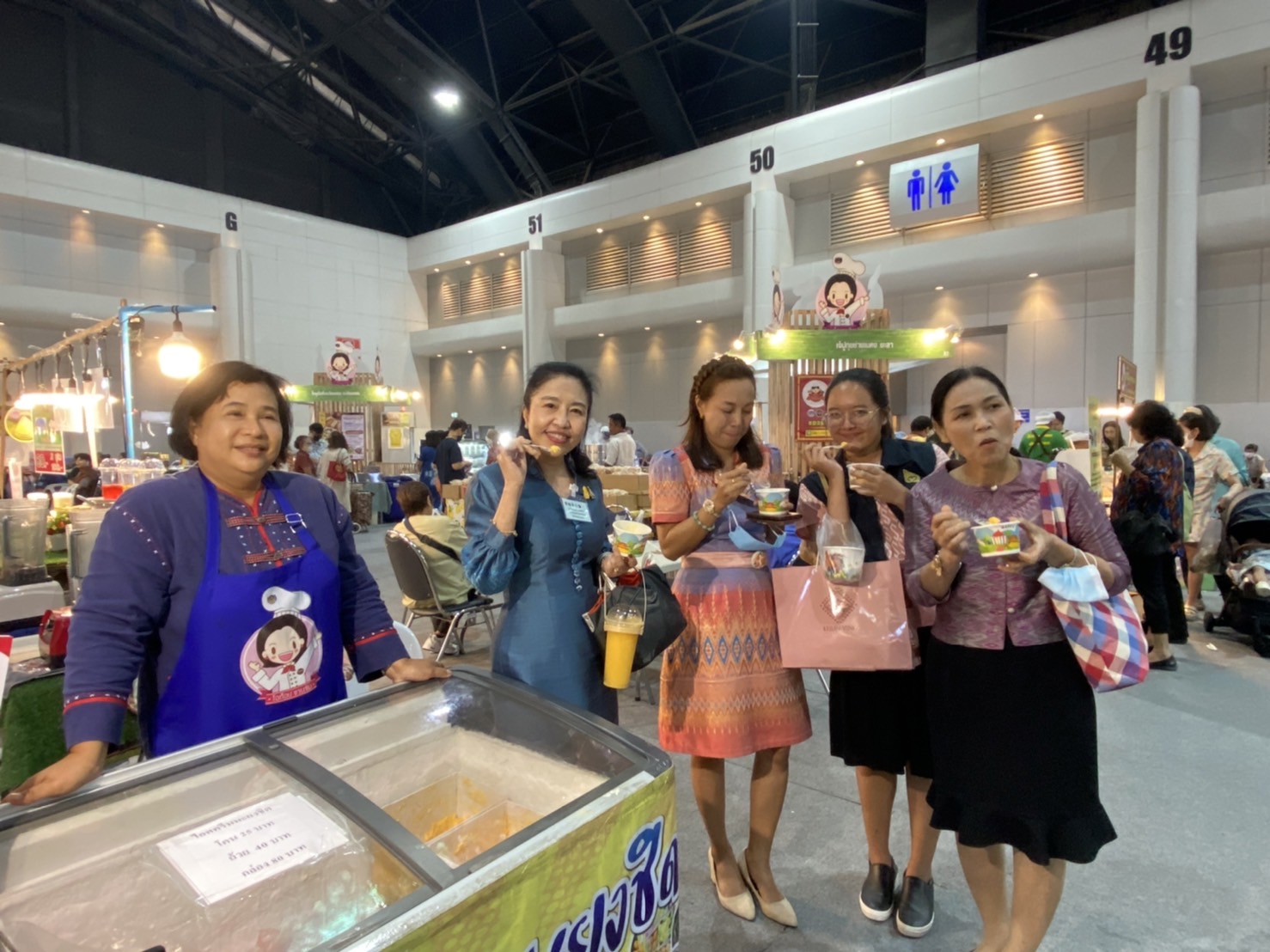 …ประธานแม่บ้านมหาดไทยจังหวัดนครนายก ร่วมให้กำลังผู้ผลิต ผู้ประกอบการ OTOP จังหวัดนครนายก