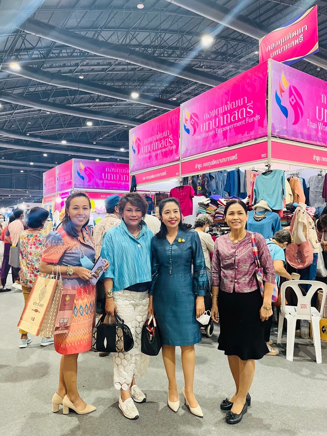 …ประธานแม่บ้านมหาดไทยจังหวัดนครนายก ร่วมให้กำลังผู้ผลิต ผู้ประกอบการ OTOP จังหวัดนครนายก