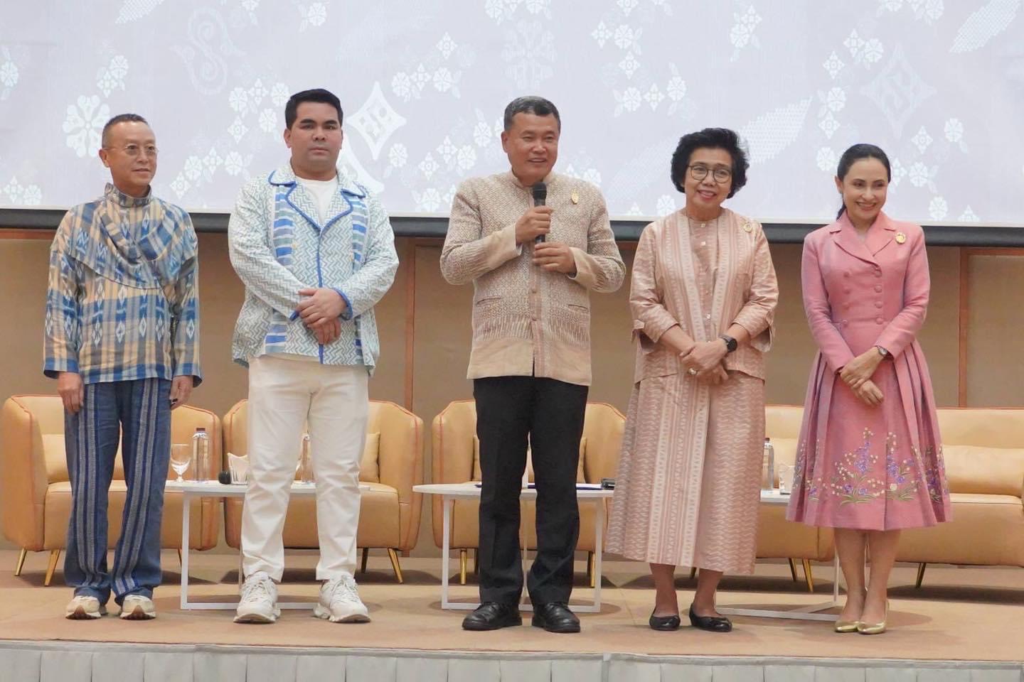 …พช.นครนายก ร่วมพิธีเปิดการประกวดผ้าลายพระราชทาน “ผ้าลายดอกรักราชกัญญา” จุดภาคกลาง