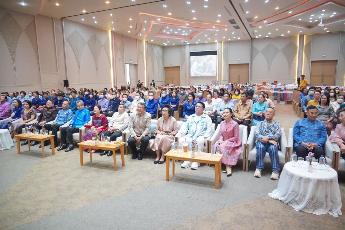 …พช.นครนายก ร่วมพิธีเปิดการประกวดผ้าลายพระราชทาน “ผ้าลายดอกรักราชกัญญา” จุดภาคกลาง