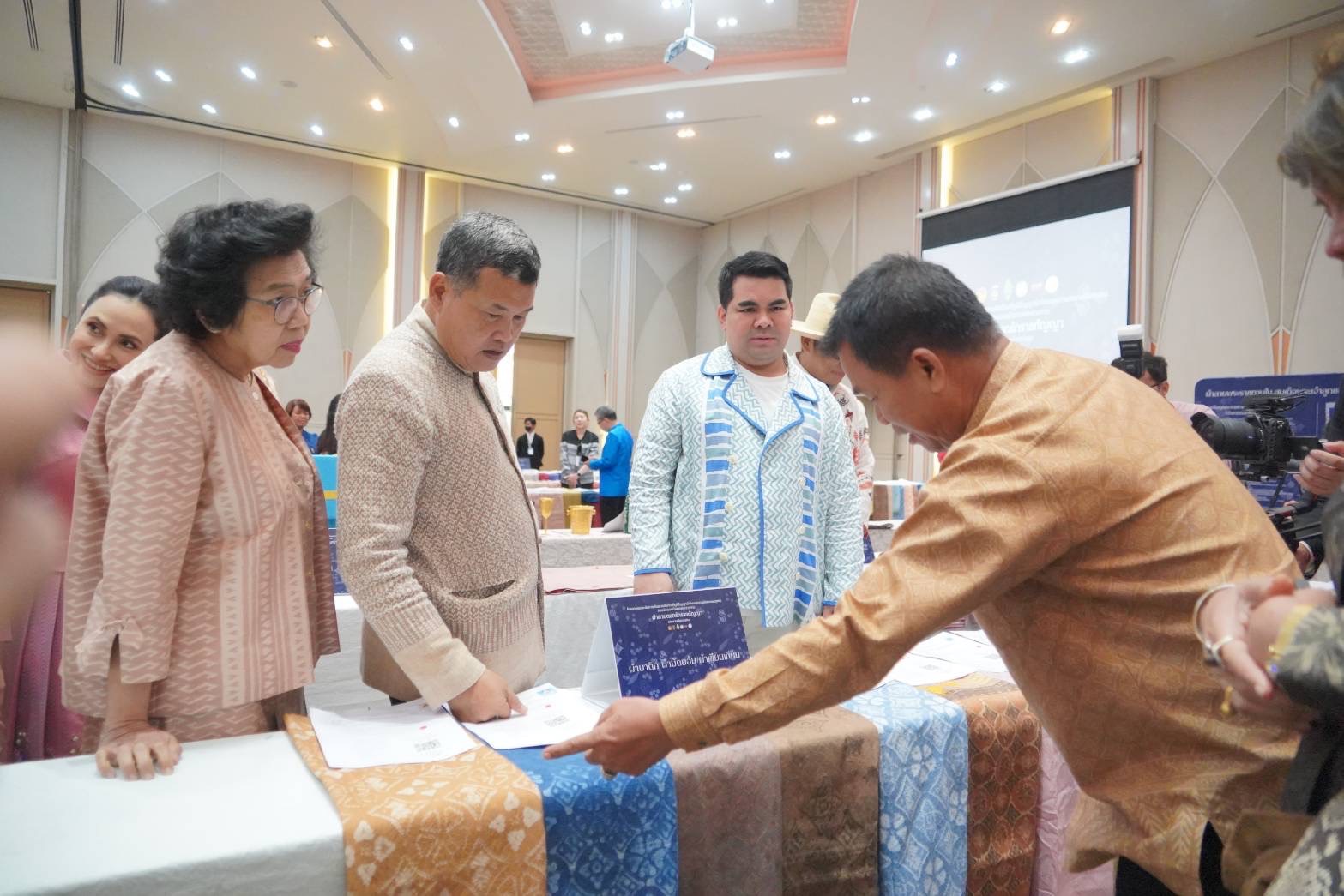 …พช.นครนายก ร่วมพิธีเปิดการประกวดผ้าลายพระราชทาน “ผ้าลายดอกรักราชกัญญา” จุดภาคกลาง