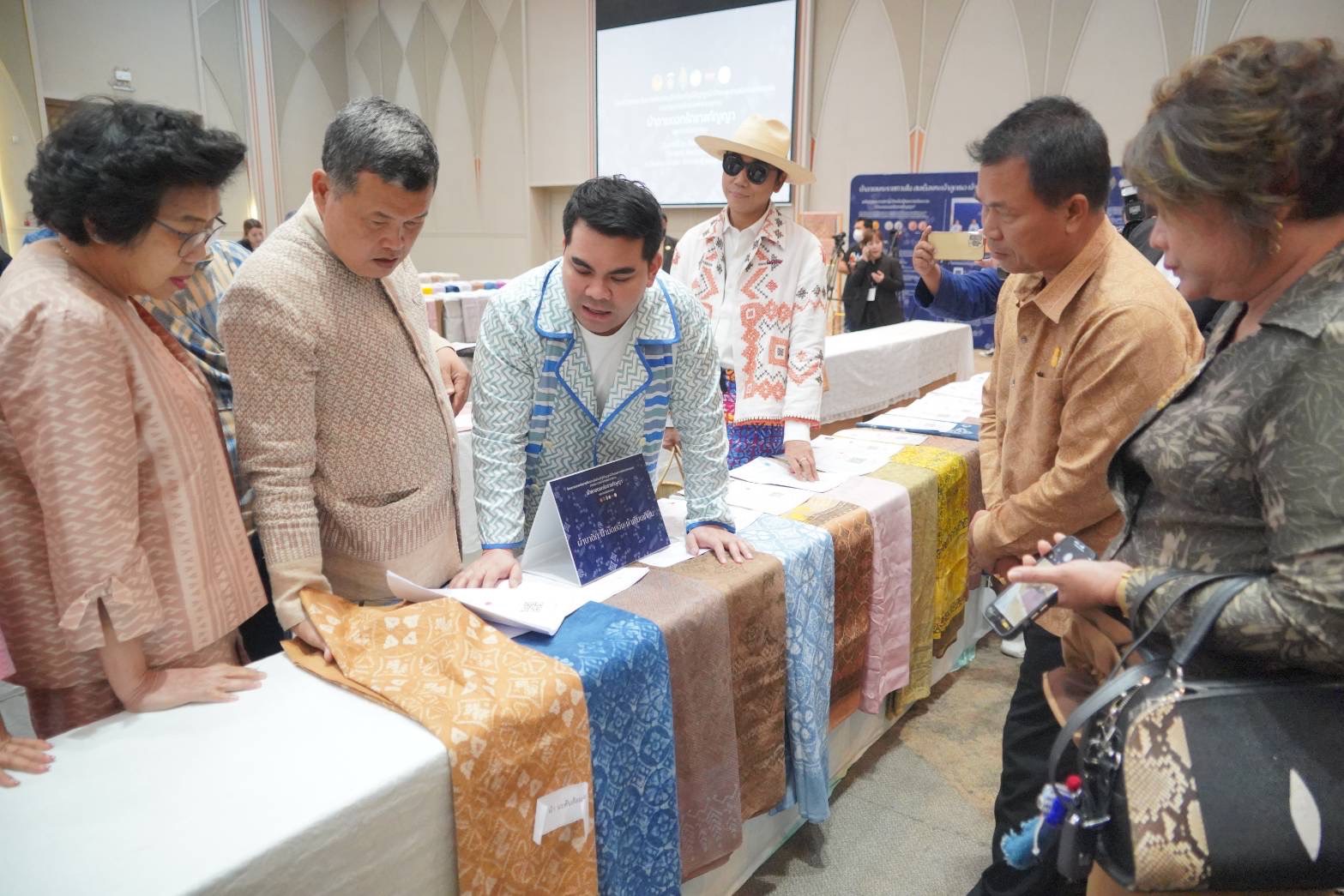 …พช.นครนายก ร่วมพิธีเปิดการประกวดผ้าลายพระราชทาน “ผ้าลายดอกรักราชกัญญา” จุดภาคกลาง