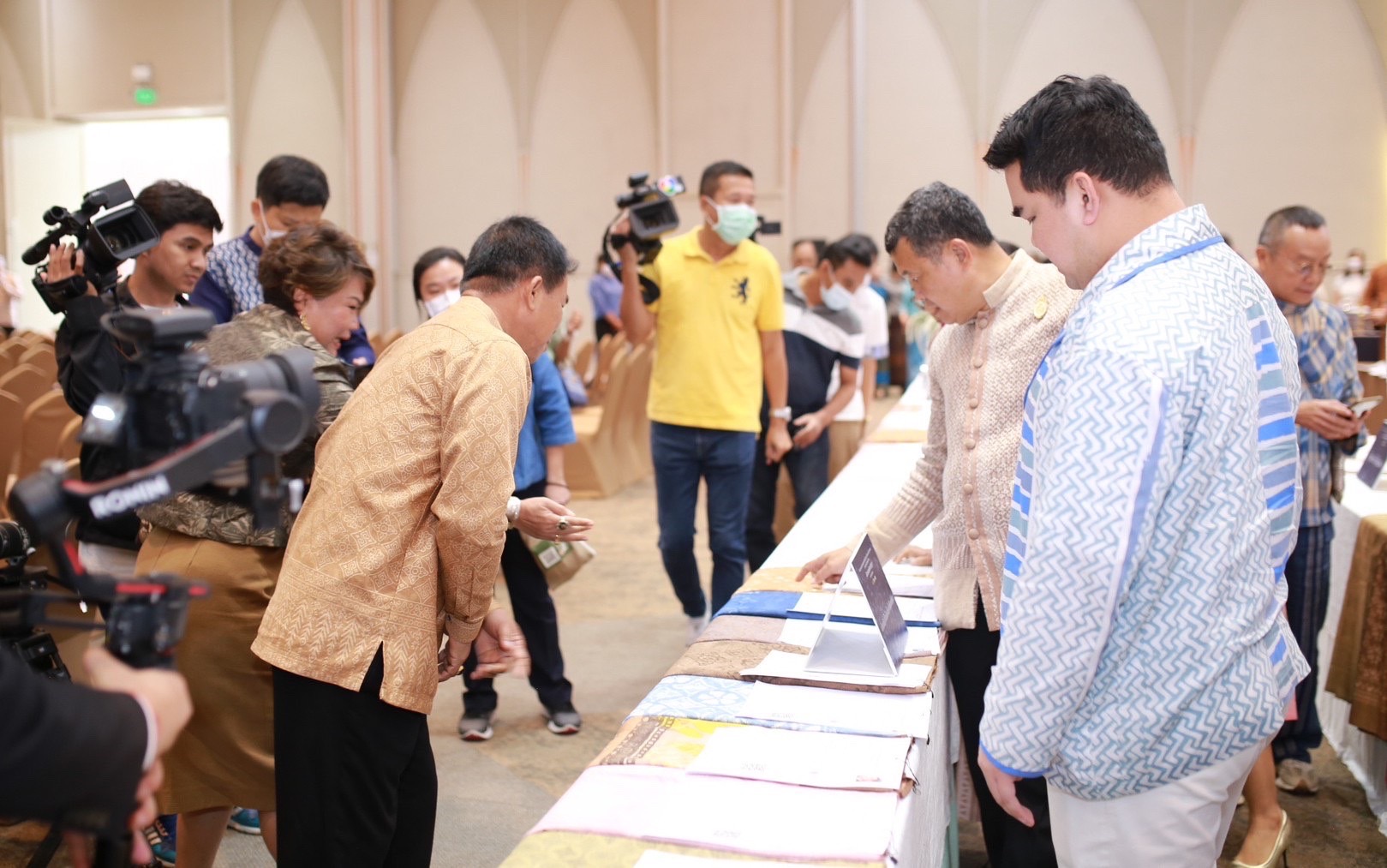 …พช.นครนายก ร่วมพิธีเปิดการประกวดผ้าลายพระราชทาน “ผ้าลายดอกรักราชกัญญา” จุดภาคกลาง