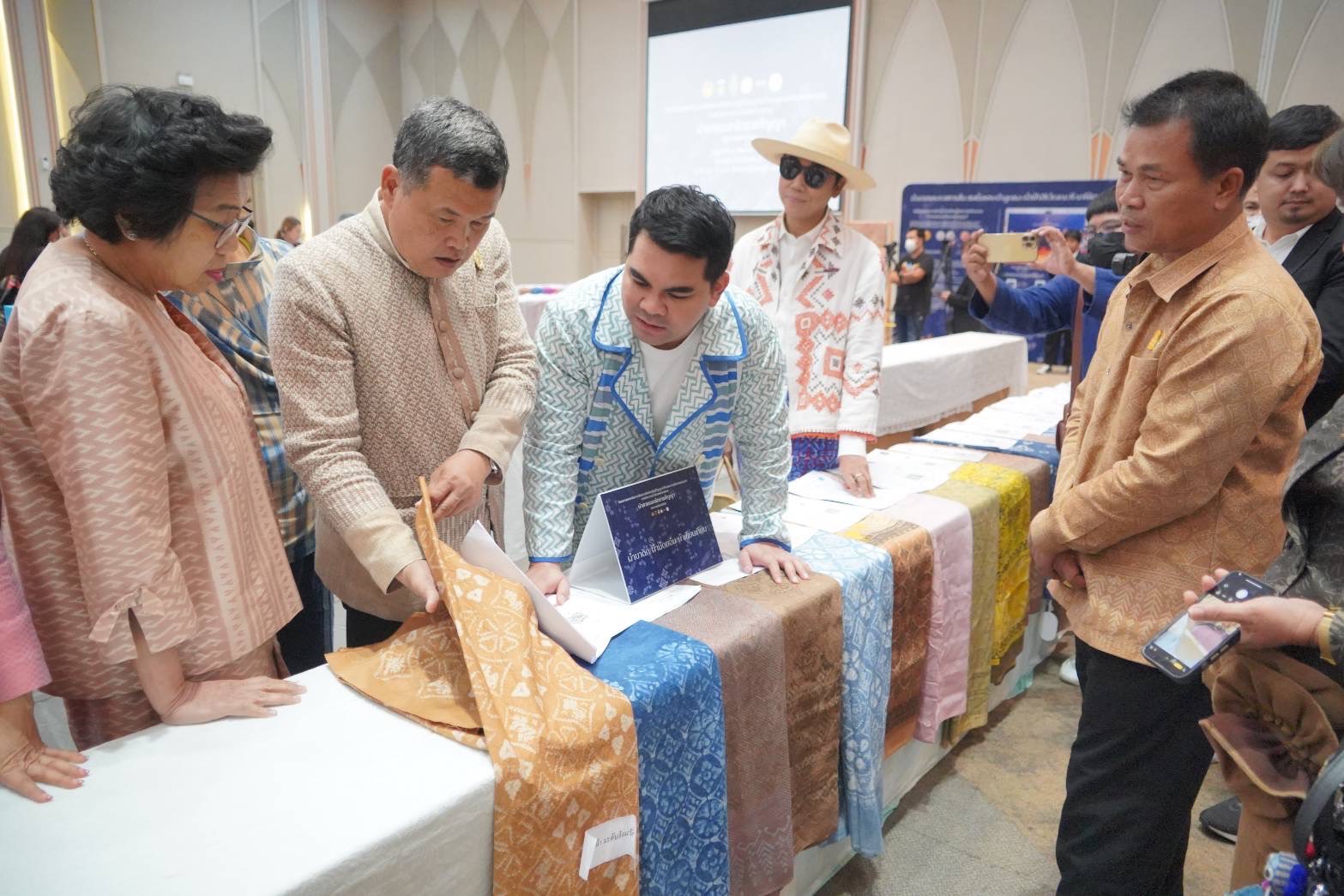 …พช.นครนายก ร่วมพิธีเปิดการประกวดผ้าลายพระราชทาน “ผ้าลายดอกรักราชกัญญา” จุดภาคกลาง