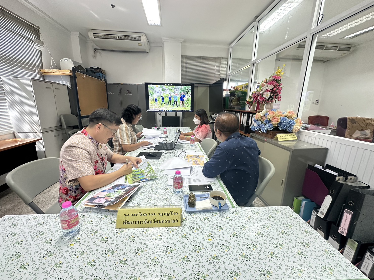 … พช.นครนายก นำทีมคณะกรรมการพิจารณาคัดเลือกสื่อบทเรียนผลสำเร็จการขจัดความยากจนตามโครงการการสร้างนักขับเคลื่อนยุทธศาสตร์นำการเปลี่ยนแปลง ประจำปีงบประมาณ พ.ศ. 2566 จังหวัดนครนายก