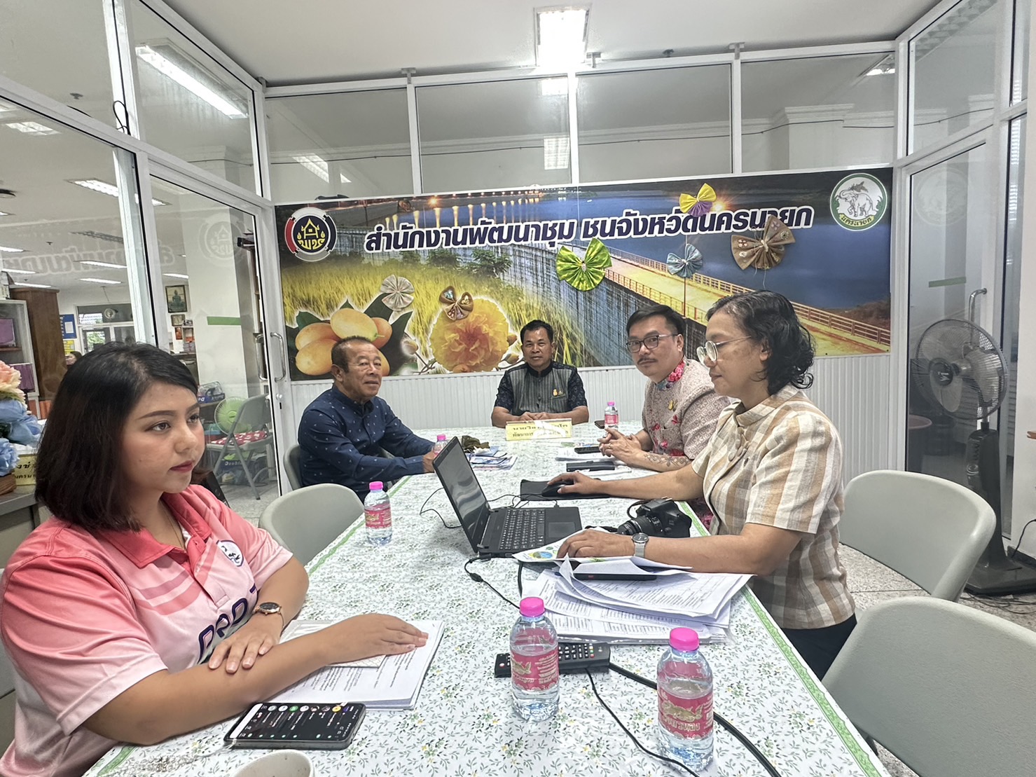 … พช.นครนายก นำทีมคณะกรรมการพิจารณาคัดเลือกสื่อบทเรียนผลสำเร็จการขจัดความยากจนตามโครงการการสร้างนักขับเคลื่อนยุทธศาสตร์นำการเปลี่ยนแปลง ประจำปีงบประมาณ พ.ศ. 2566 จังหวัดนครนายก