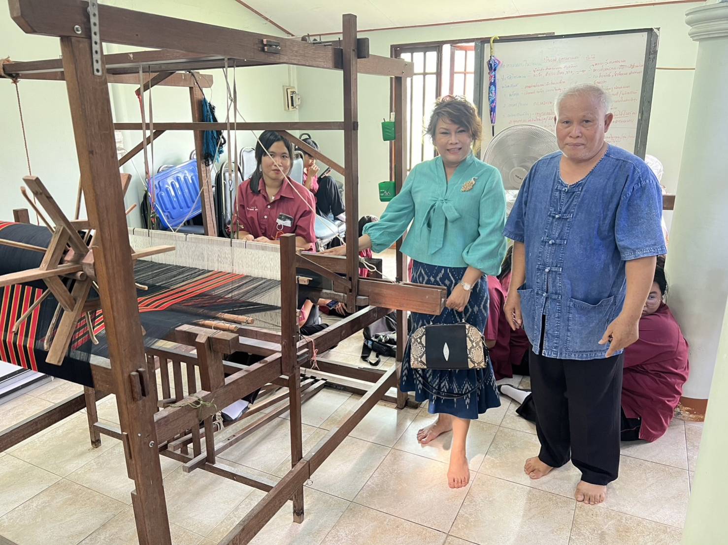 …พช.นครนายก ลงพื้นที่ติดตามกลุ่มการทอผ้าสีธรรมชาติ ในโครงการผ้าไทยใส่ให้สนุก ลายดอกรักราชกัญญา และการสืบสานการอนุรักษ์การทอผ้า สู่ความยั่งยืน