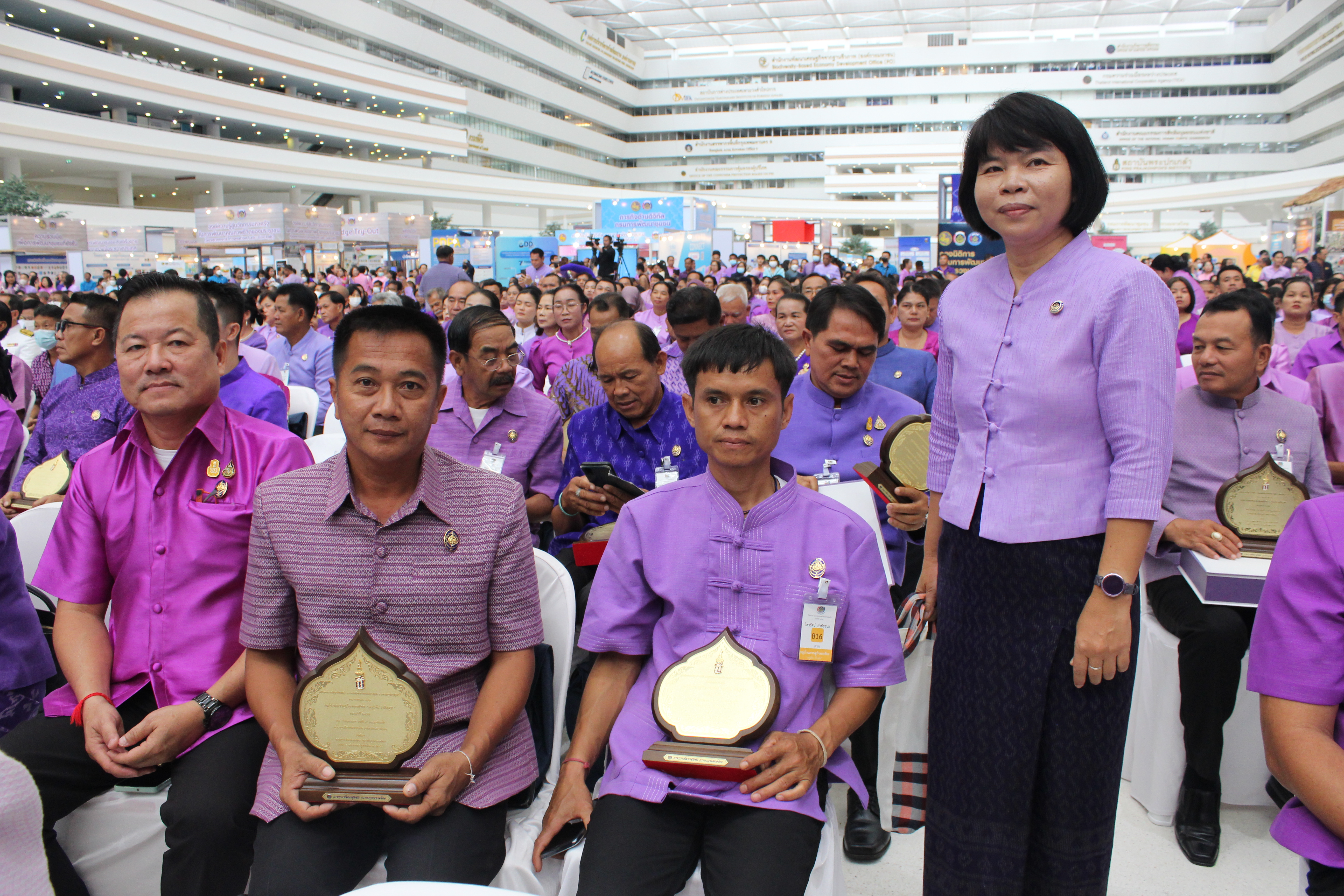 …พช.นครนายก เข้าร่วมพิธีรับมอบรางวัล บุคคล กลุ่ม/องค์กร ขับเคลื่อนกิจกรรมพัฒนาชุมชนดีเด่น ตามโครงการแสดงผลสำเร็จของการพัฒนา วันพัฒนาชุมชน ครั้งที่ 12 ปี 2566 (CDDAY 2023)