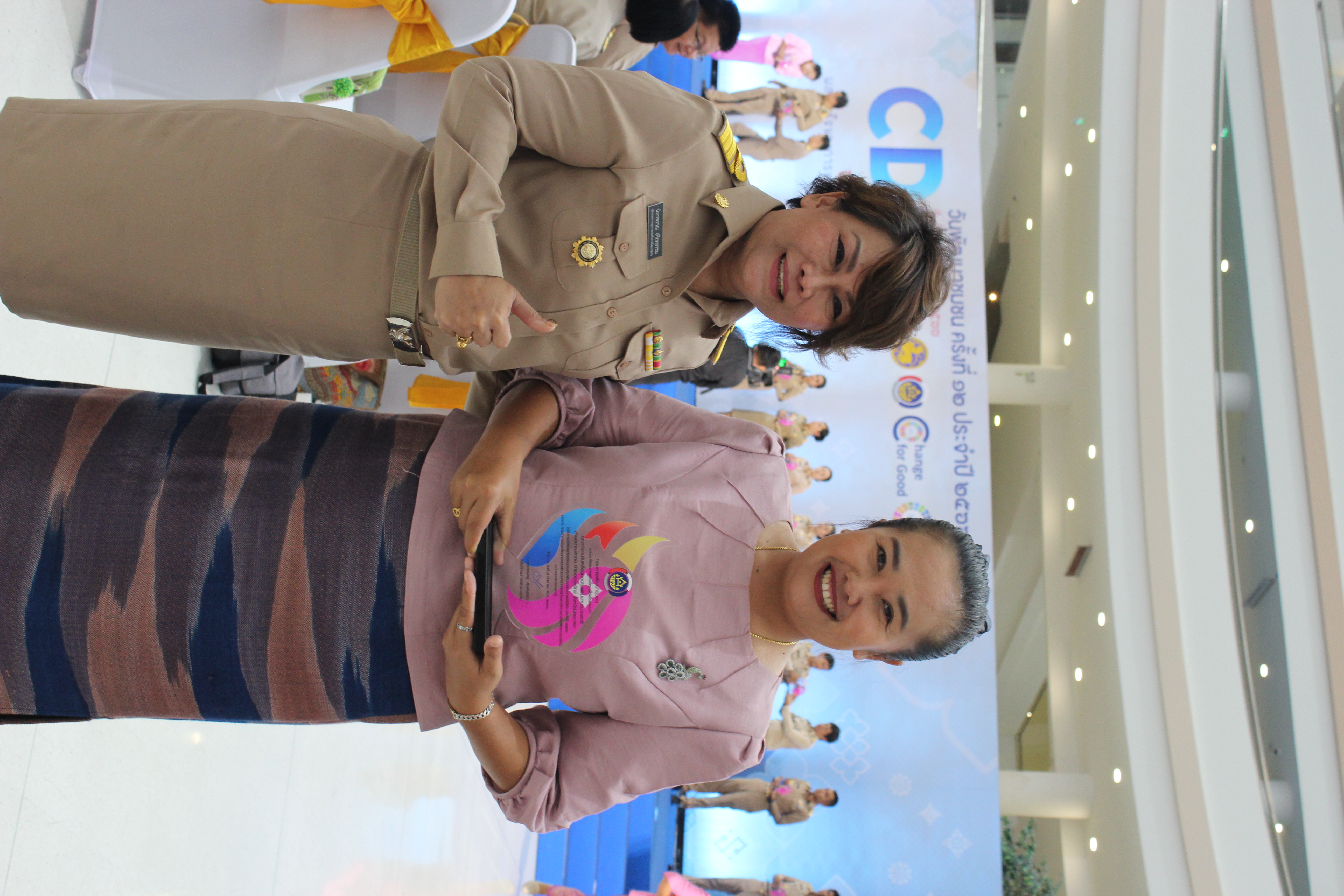 …พช.นครนายก เข้าร่วมพิธีรับมอบรางวัล บุคคล กลุ่ม/องค์กร ขับเคลื่อนกิจกรรมพัฒนาชุมชนดีเด่น ตามโครงการแสดงผลสำเร็จของการพัฒนา วันพัฒนาชุมชน ครั้งที่ 12 ปี 2566 (CDDAY 2023)