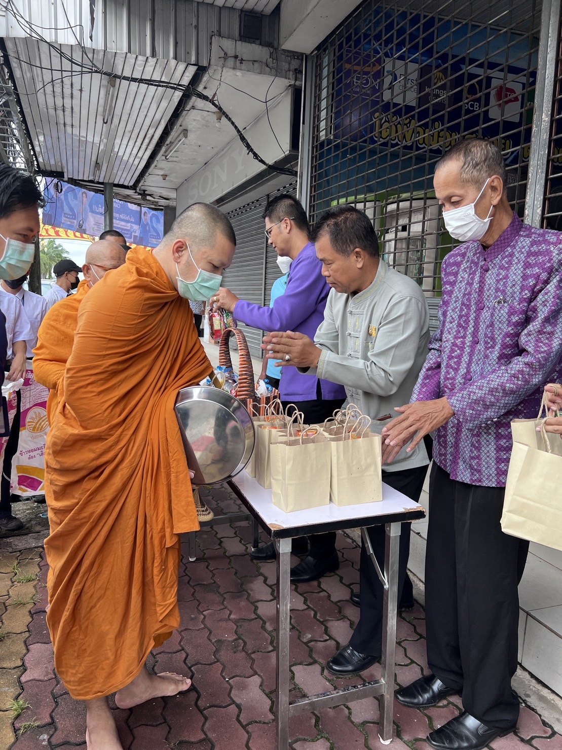 …พช.นครนายก ร่วมตักบาตรข้าวสารอาหารแห้ง และเครื่องอุปโภคบริโภค