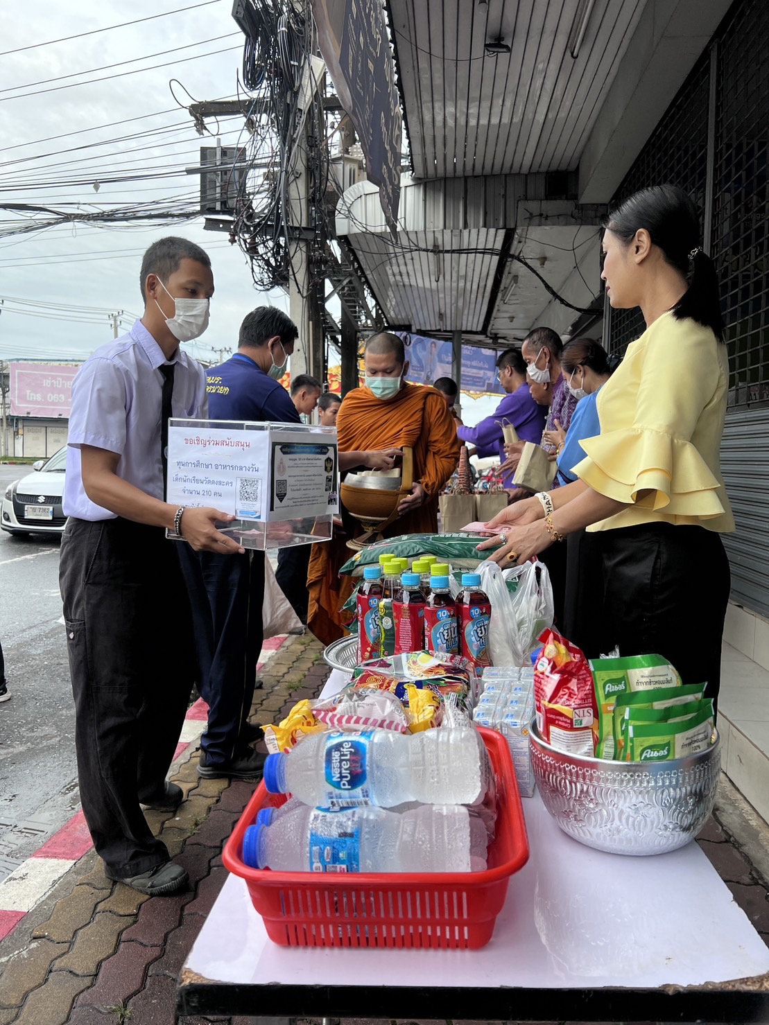 …พช.นครนายก ร่วมตักบาตรข้าวสารอาหารแห้ง และเครื่องอุปโภคบริโภค